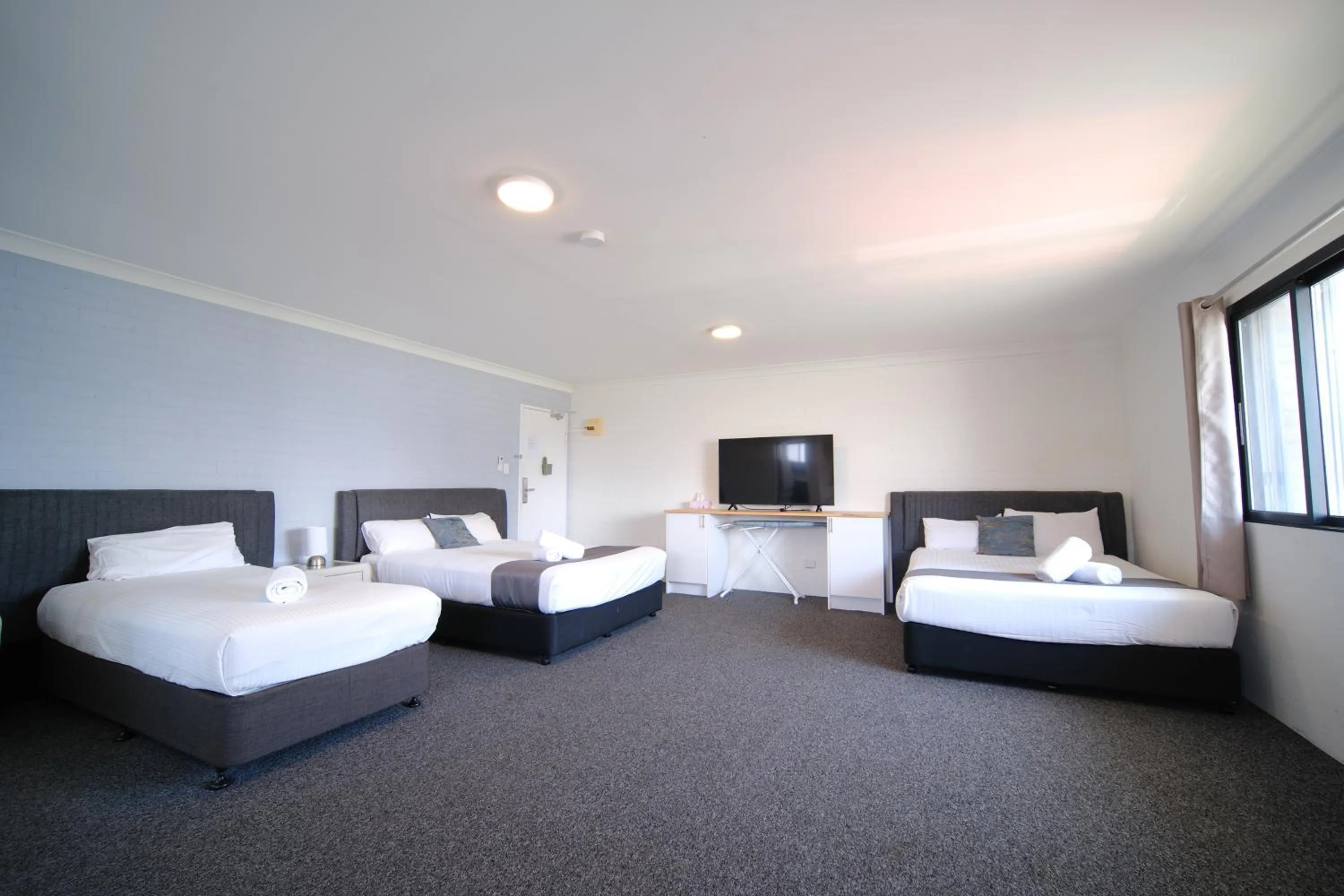 Bed in Lakeside Inn Wollongong