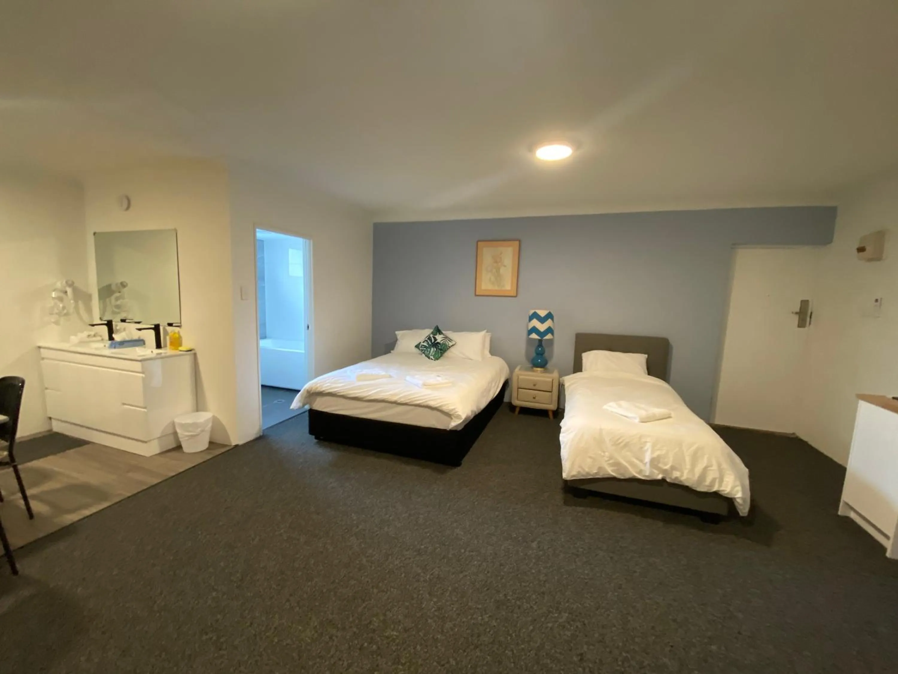 Photo of the whole room, Bed in Lakeside Inn Wollongong