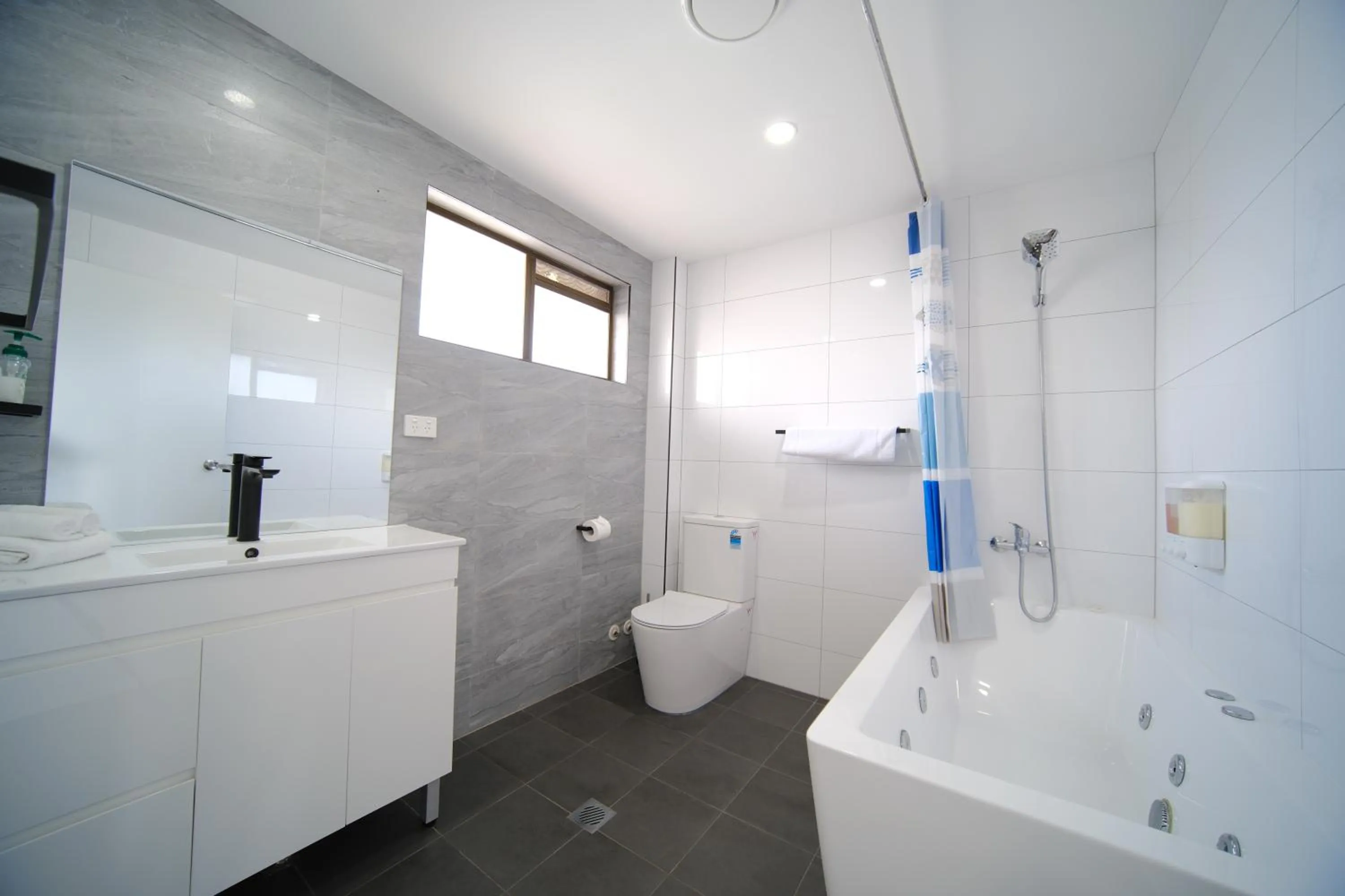 Shower in Lakeside Inn Wollongong