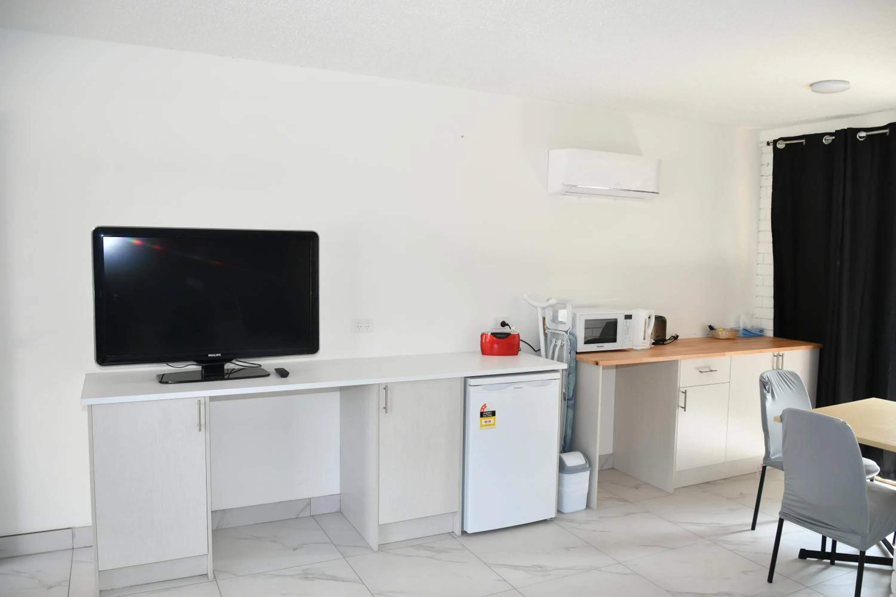 Dining area in Lakeside Inn Wollongong