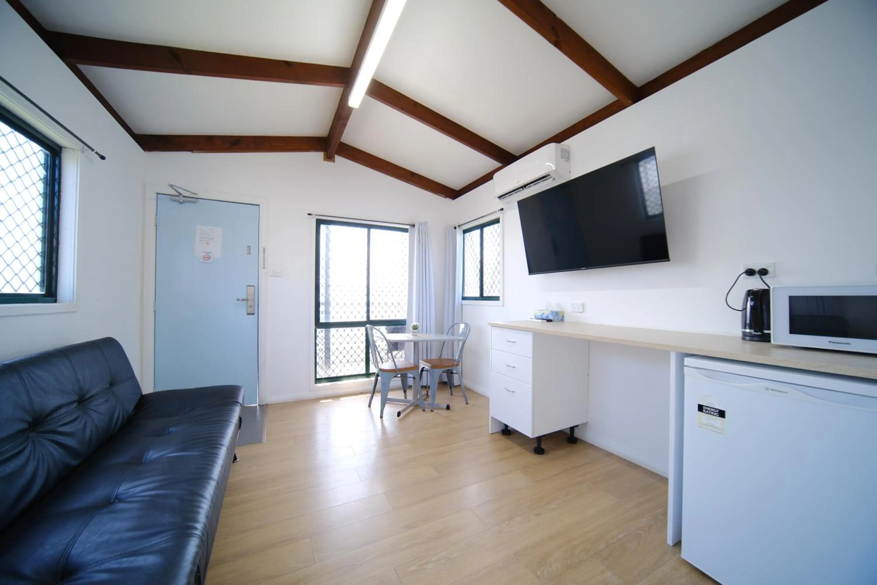 Communal lounge/ TV room in Lakeside Inn Wollongong