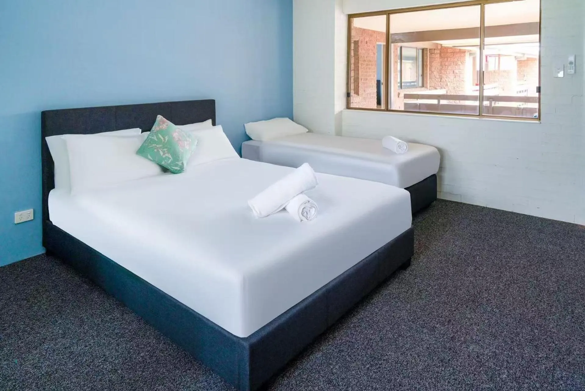 Bed in Lakeside Inn Wollongong