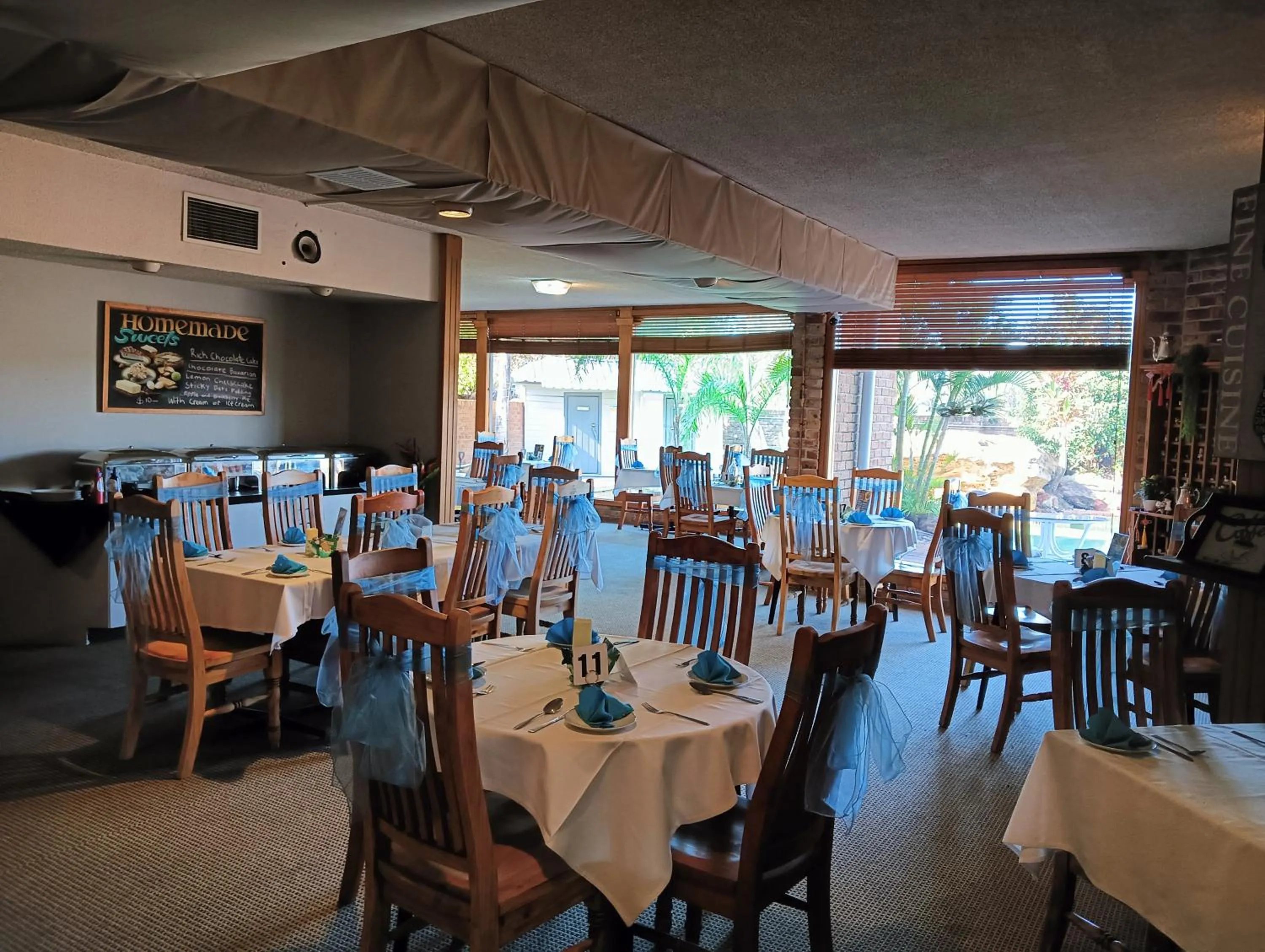 Restaurant/places to eat in Lakeside Inn Wollongong