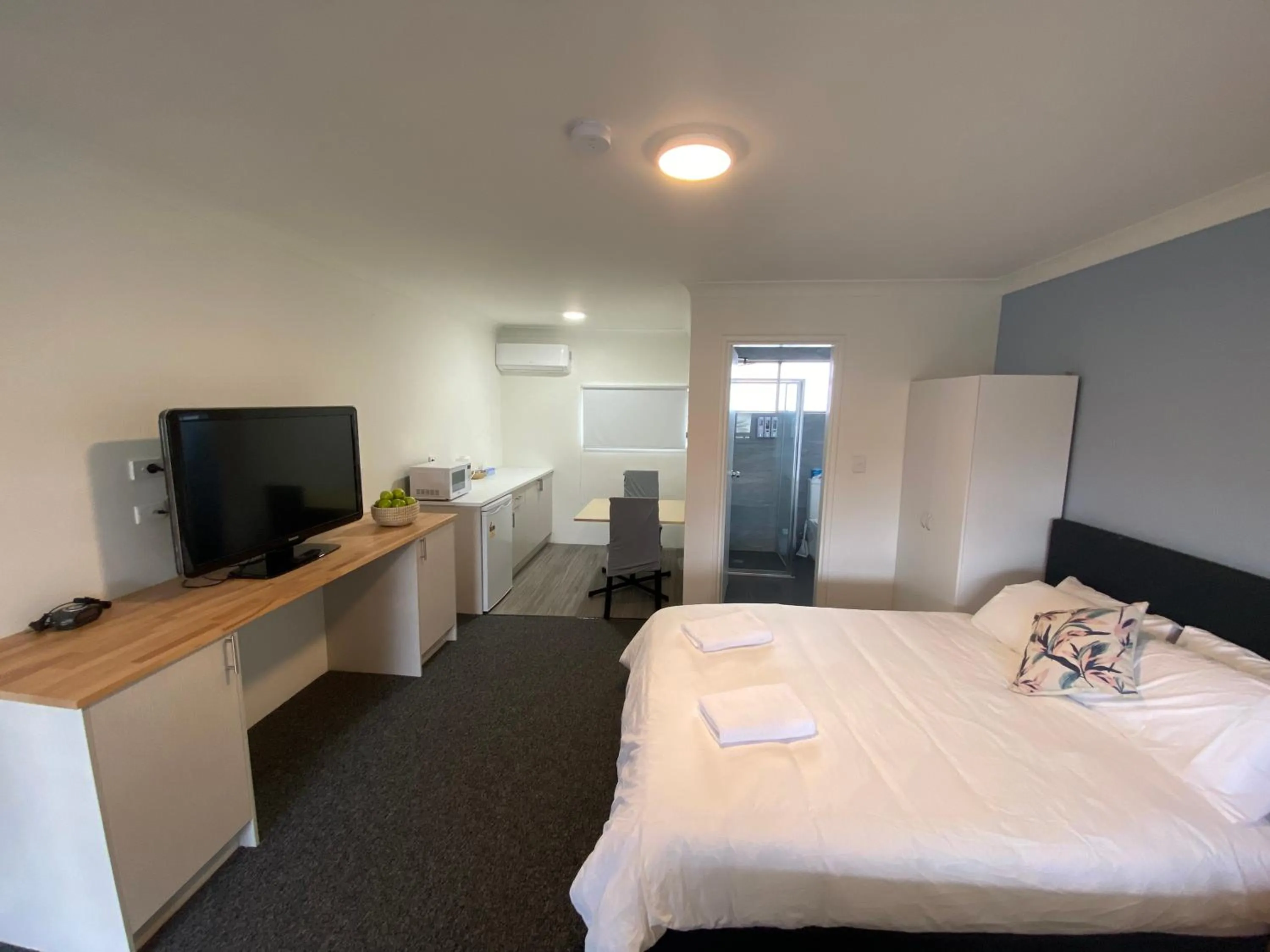 Photo of the whole room, Bed in Lakeside Inn Wollongong