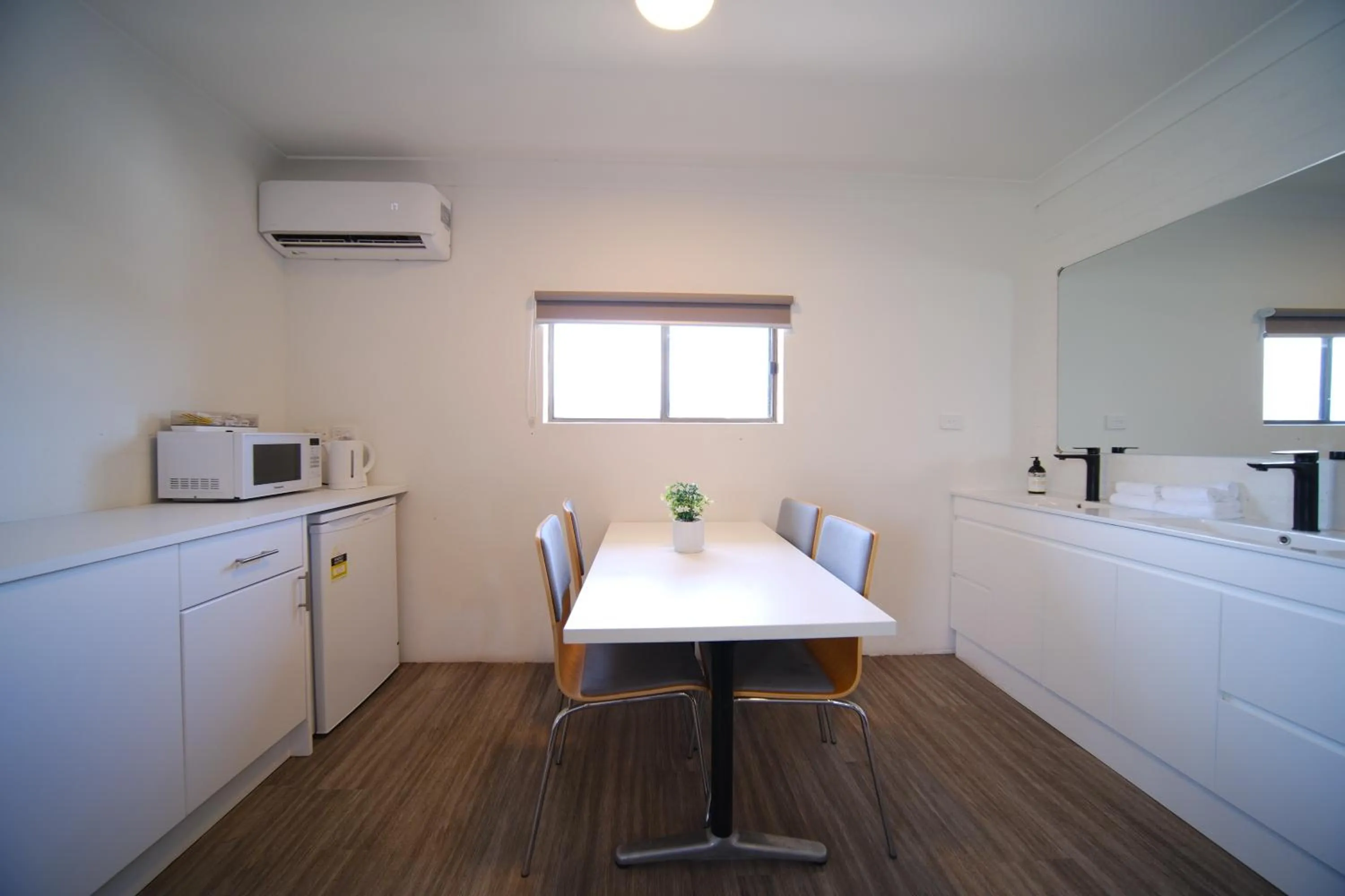 Dining area in Lakeside Inn Wollongong
