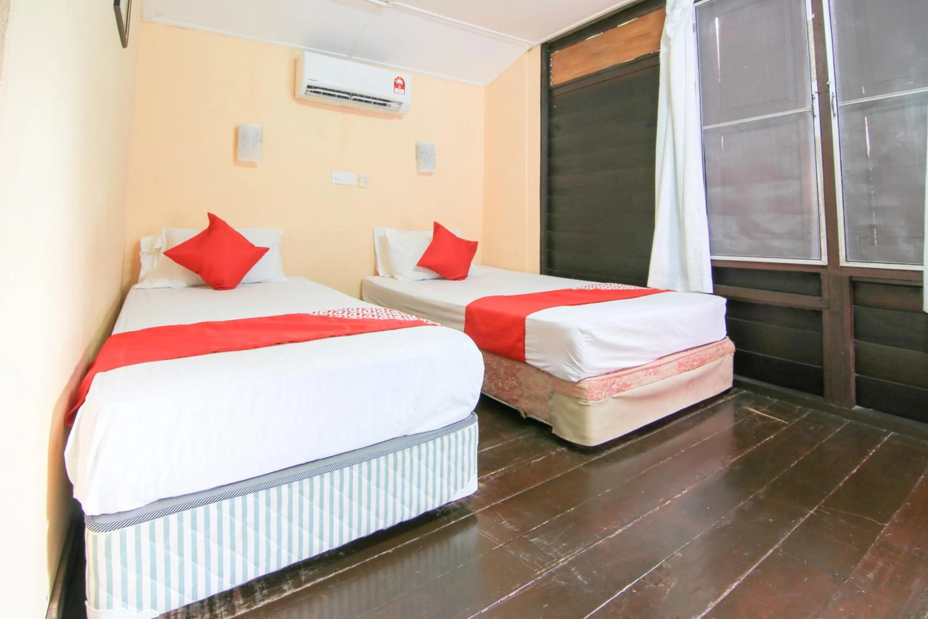 Bedroom, Bed in Hotel O Ombak Inn Chalet