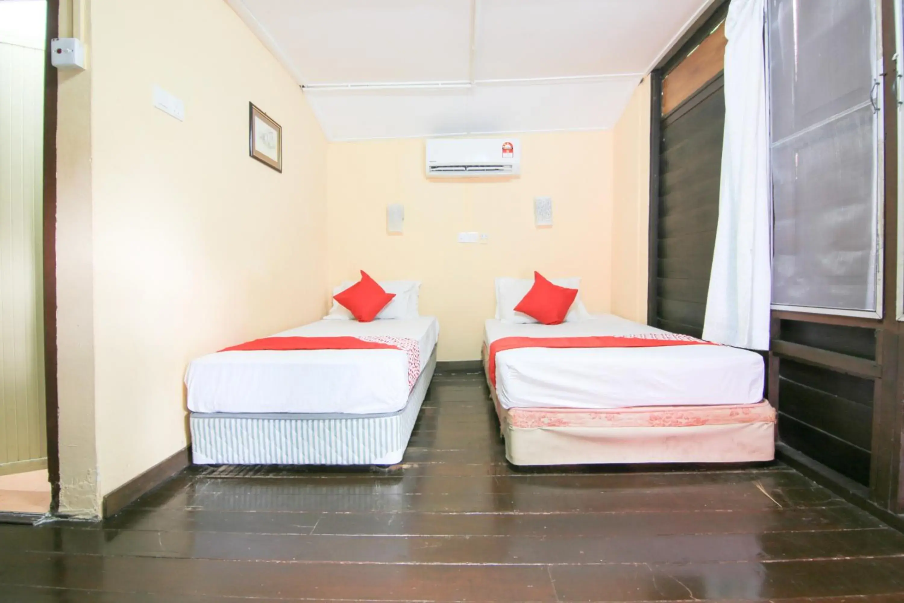 Bedroom, Bed in Hotel O Ombak Inn Chalet Bedroom, Bed in Hotel O Ombak Inn Chalet