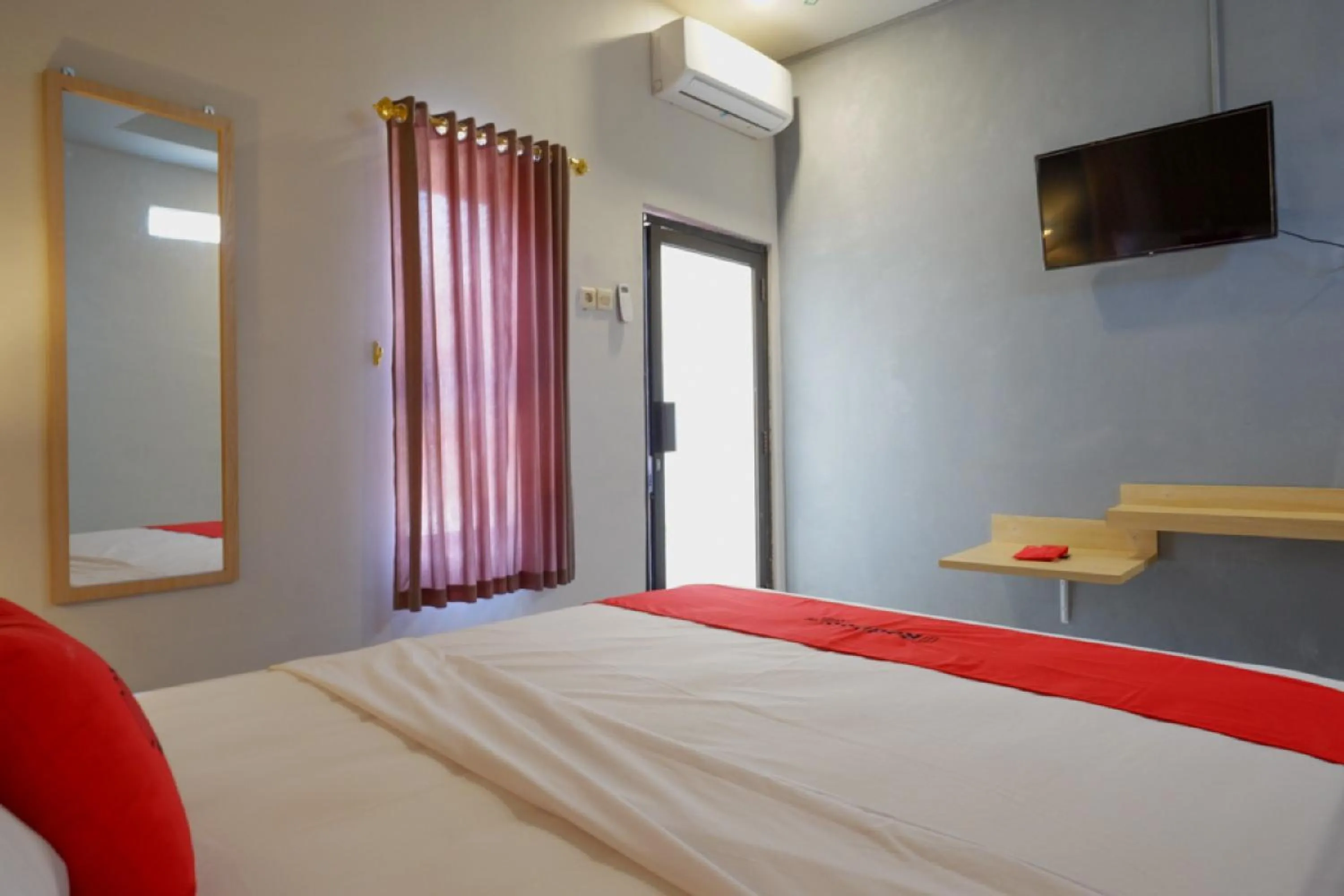 Bedroom, Bed in RedDoorz Syariah near Alun Alun Tegal