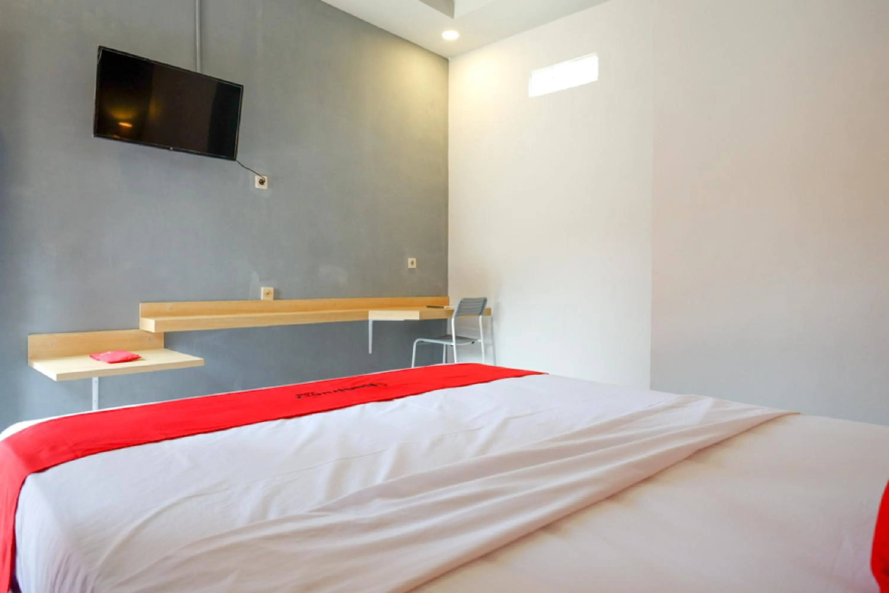 Bedroom, Bed in RedDoorz Syariah near Alun Alun Tegal