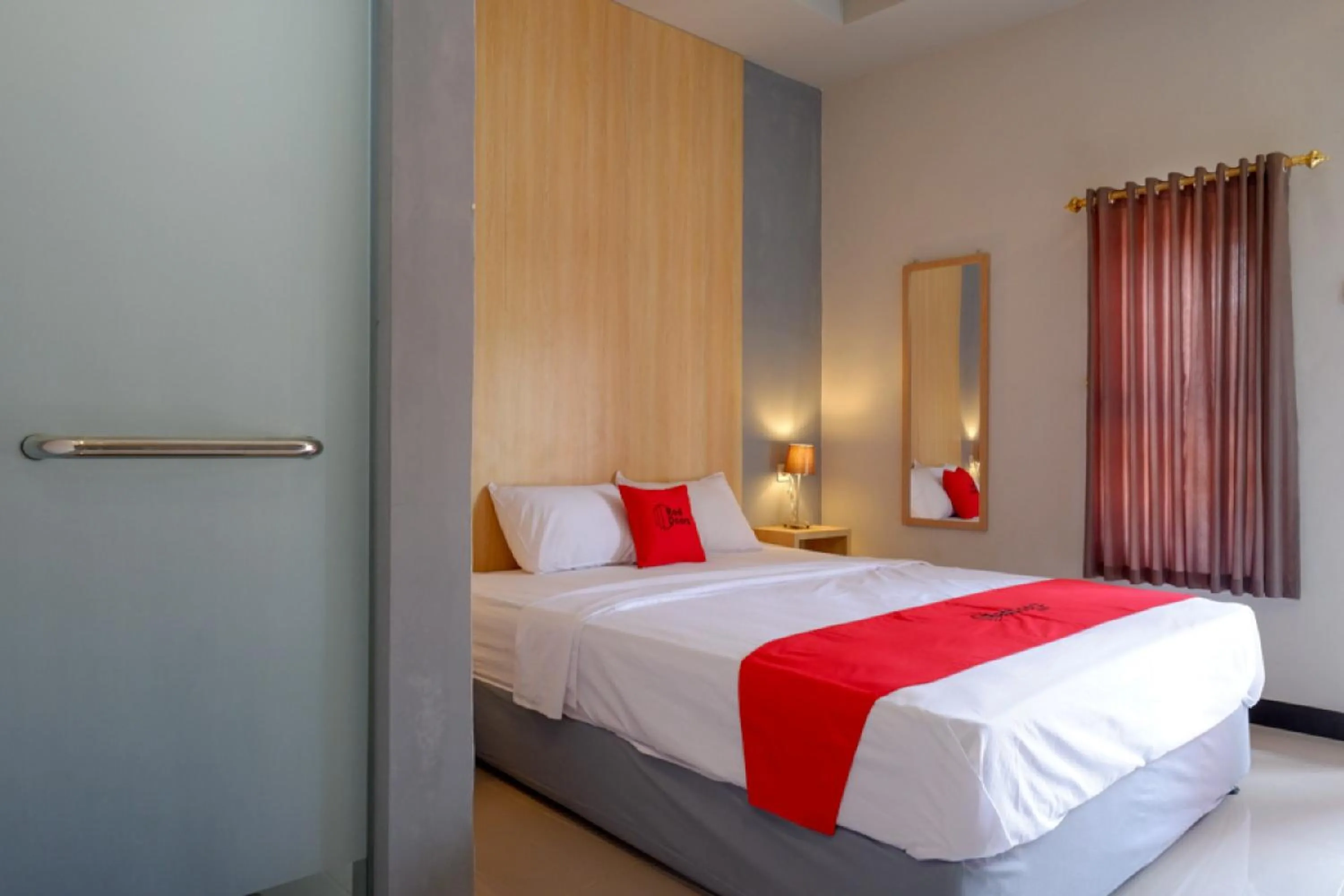 Bedroom, Bed in RedDoorz Syariah near Alun Alun Tegal