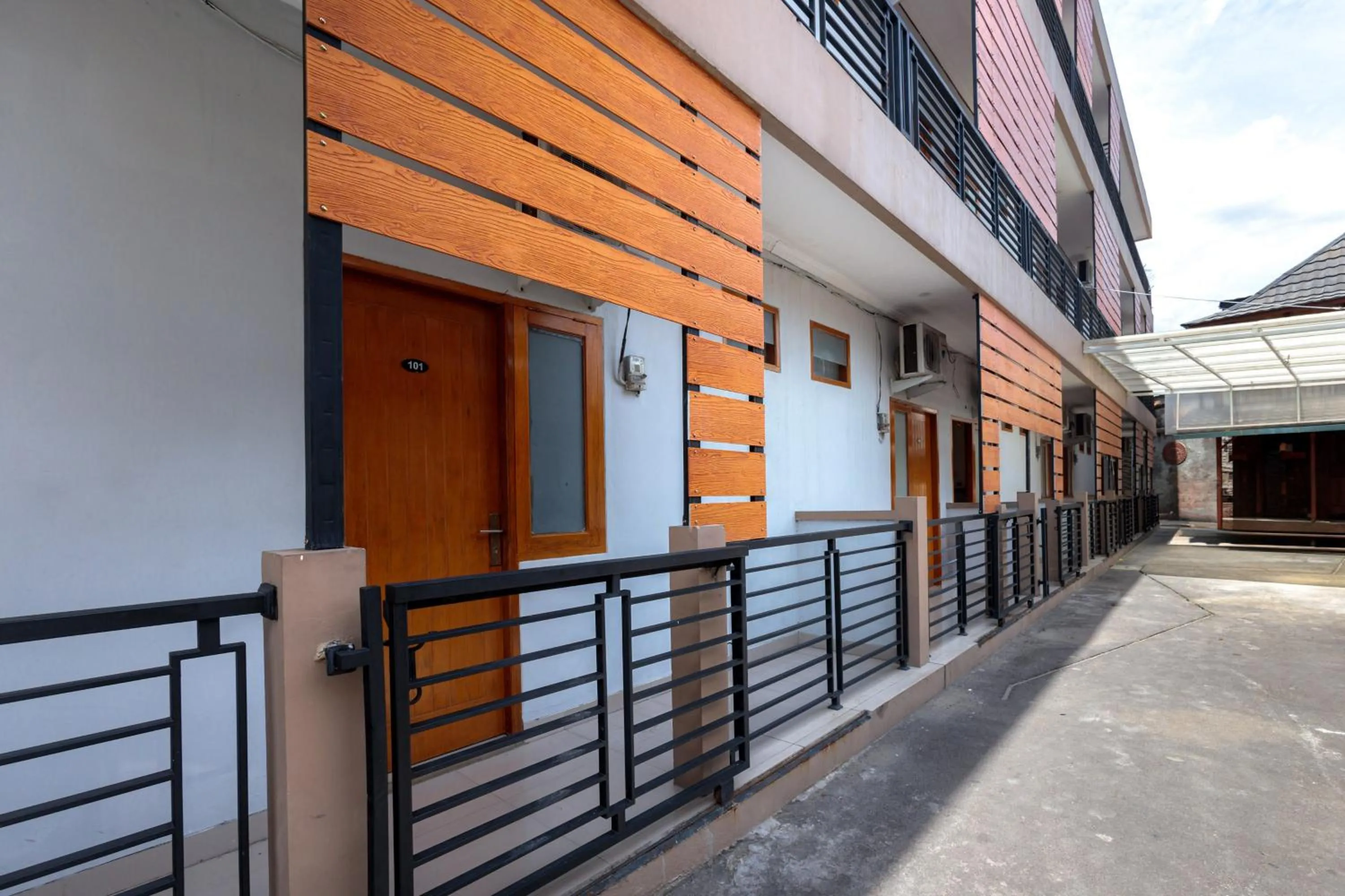 Property building in Super OYO 1524 D' Paseban