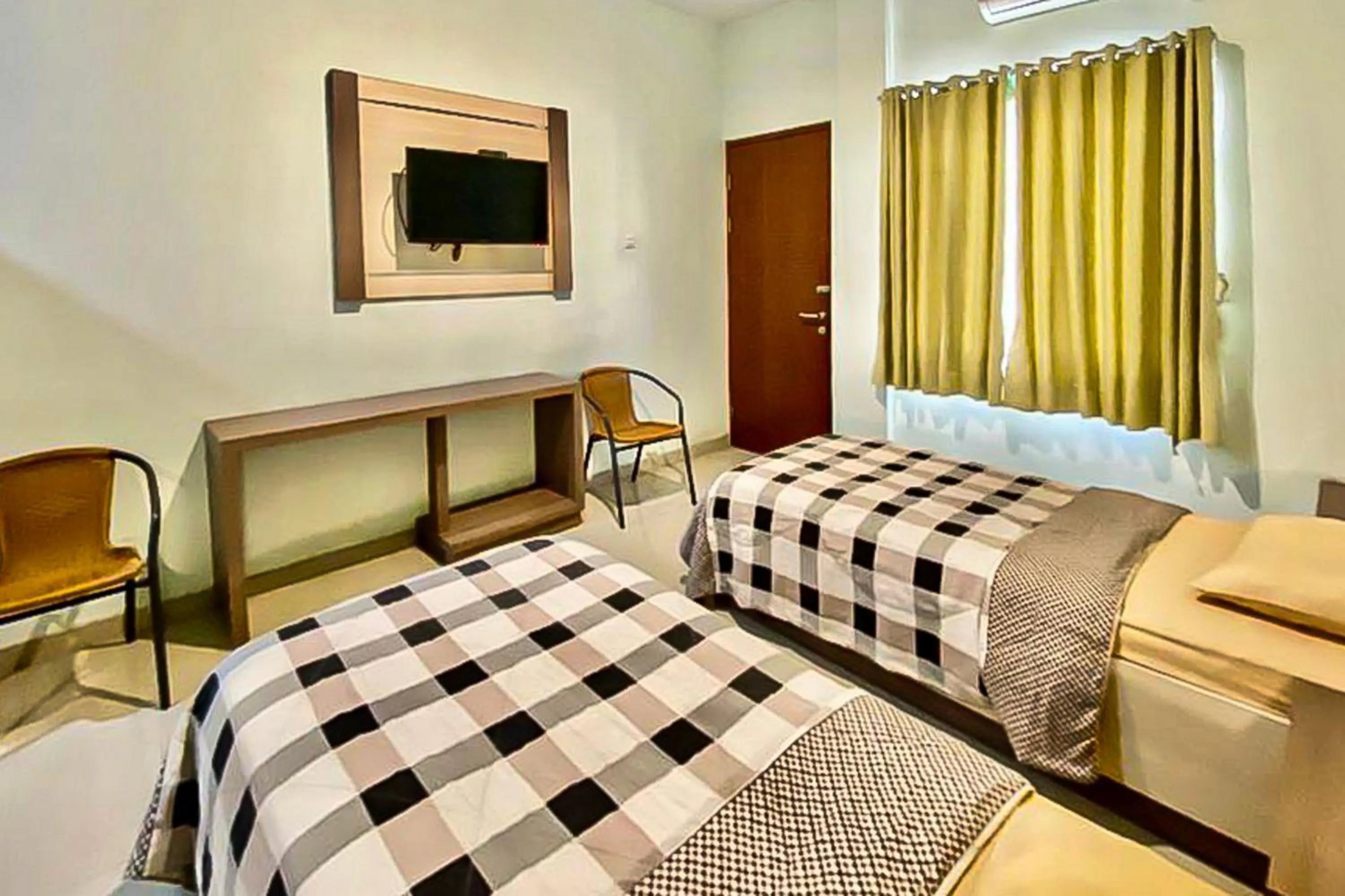 Bedroom, Bed in Mawar Indah Hotel near Stasiun Balapan Solo Mitra RedDoorz