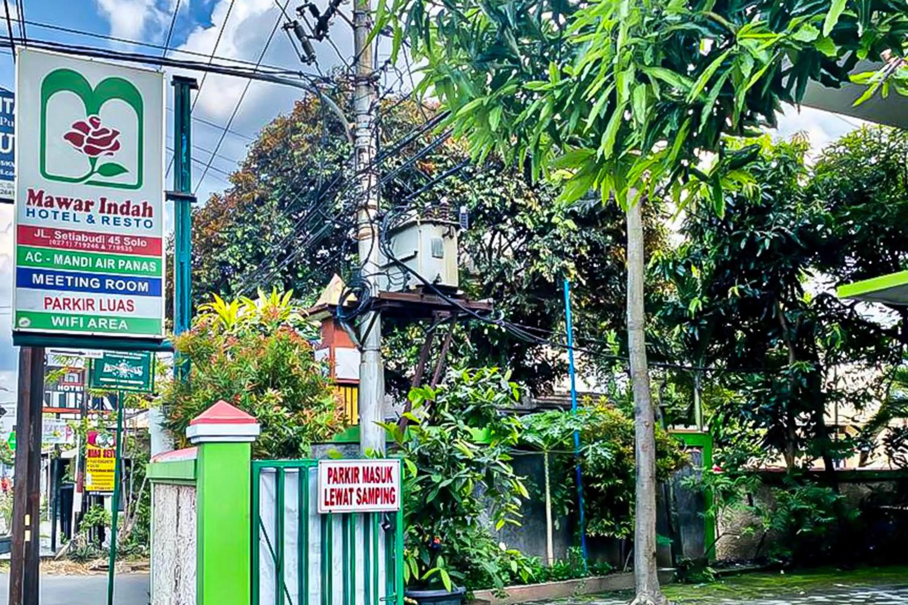 Property logo or sign in Mawar Indah Hotel near Stasiun Balapan Solo Mitra RedDoorz