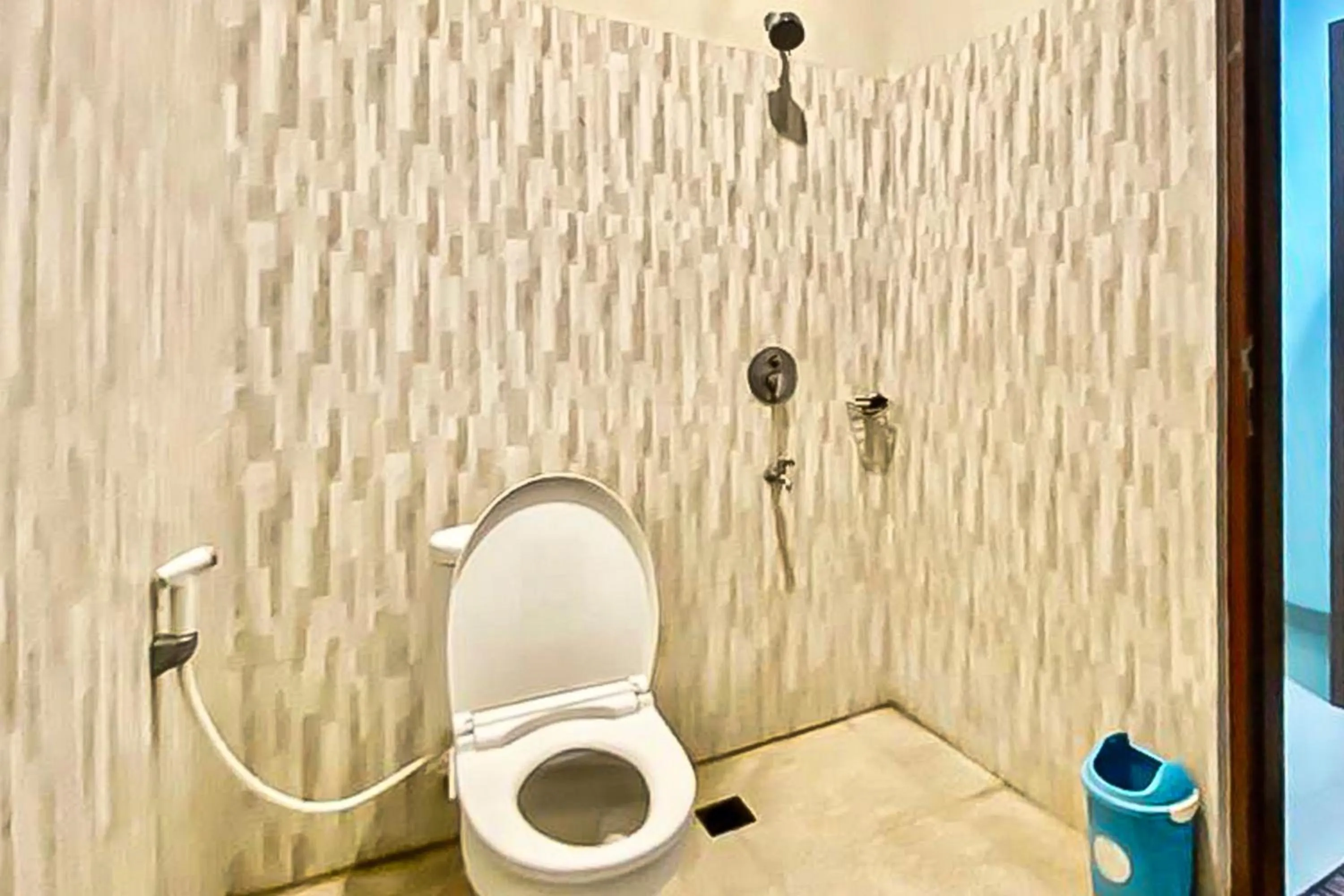 Bathroom in Mawar Indah Hotel near Stasiun Balapan Solo Mitra RedDoorz