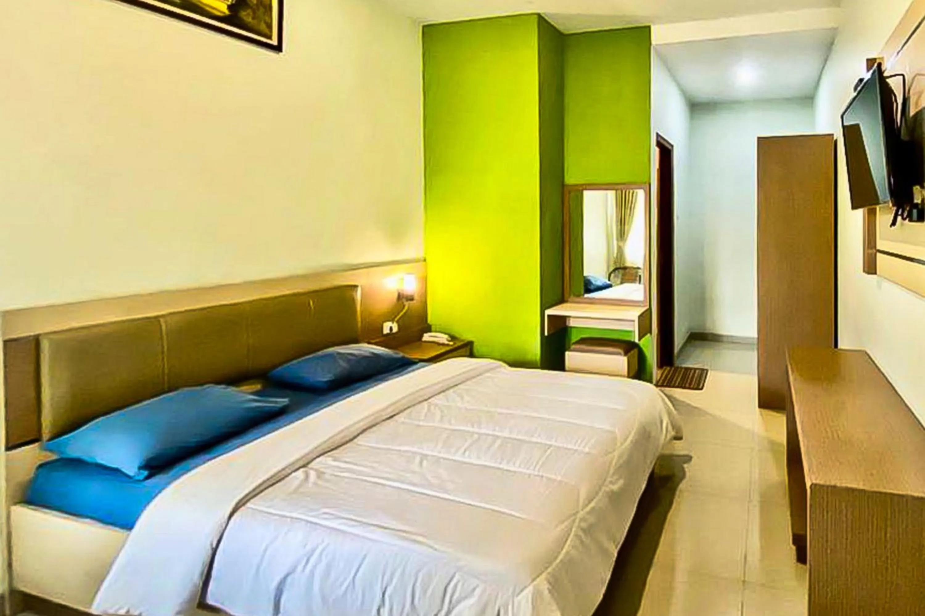 Bedroom, Bed in Mawar Indah Hotel near Stasiun Balapan Solo Mitra RedDoorz