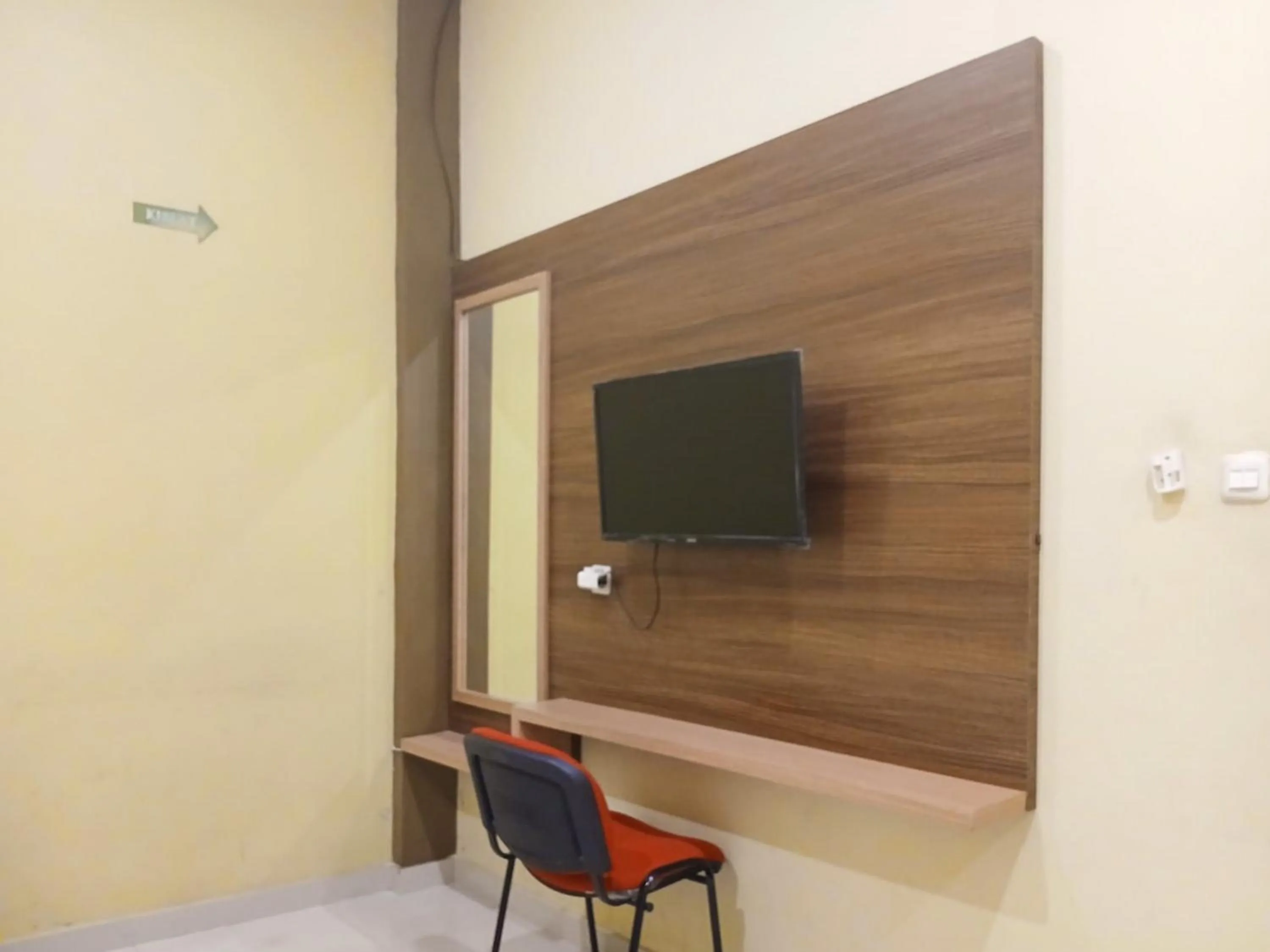 TV and multimedia in Shabrina Homestay Syariah Terminal Tirtonadi Solo RedPartner
