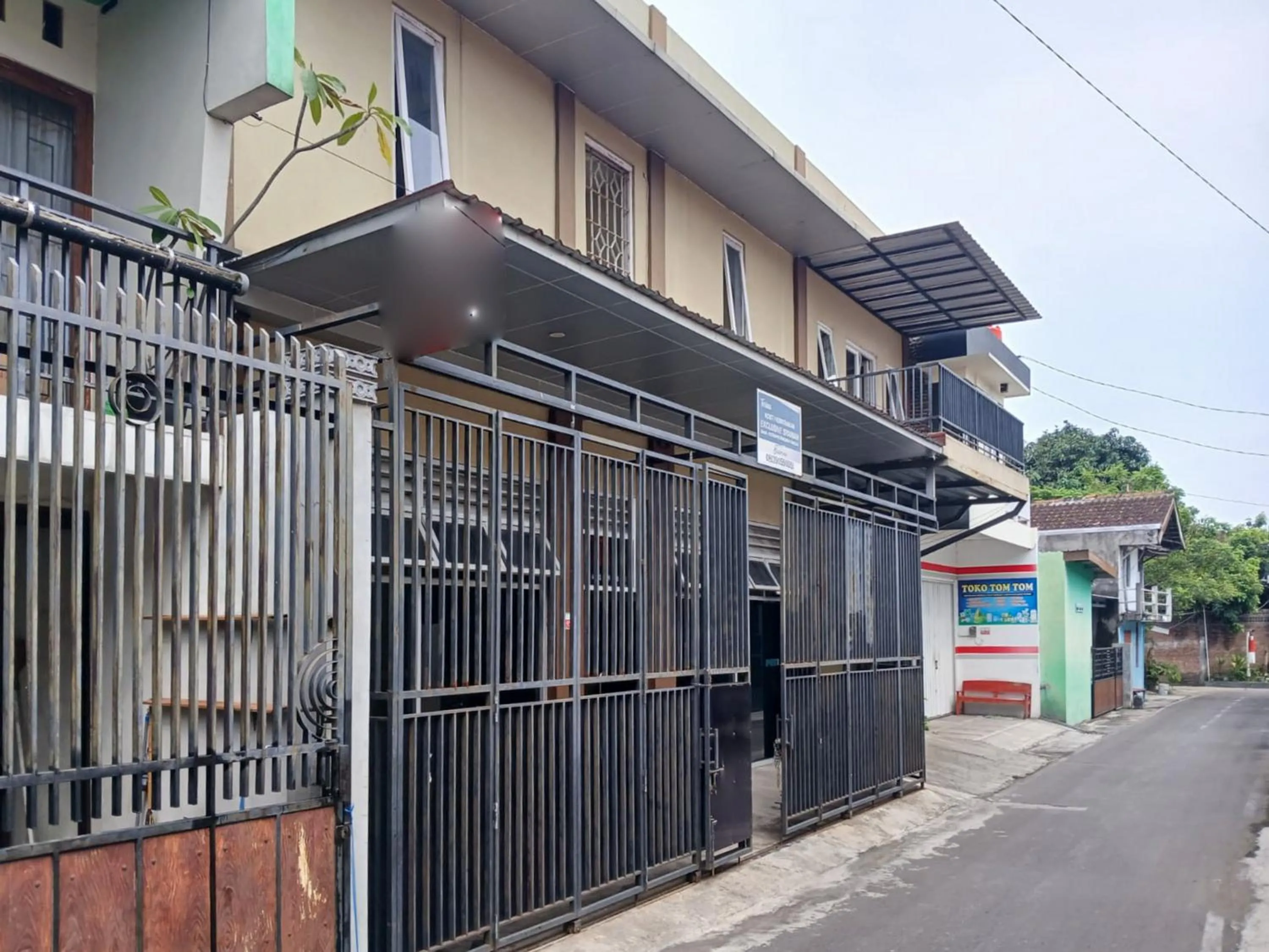 Facade/entrance in Shabrina Homestay Syariah Terminal Tirtonadi Solo RedPartner