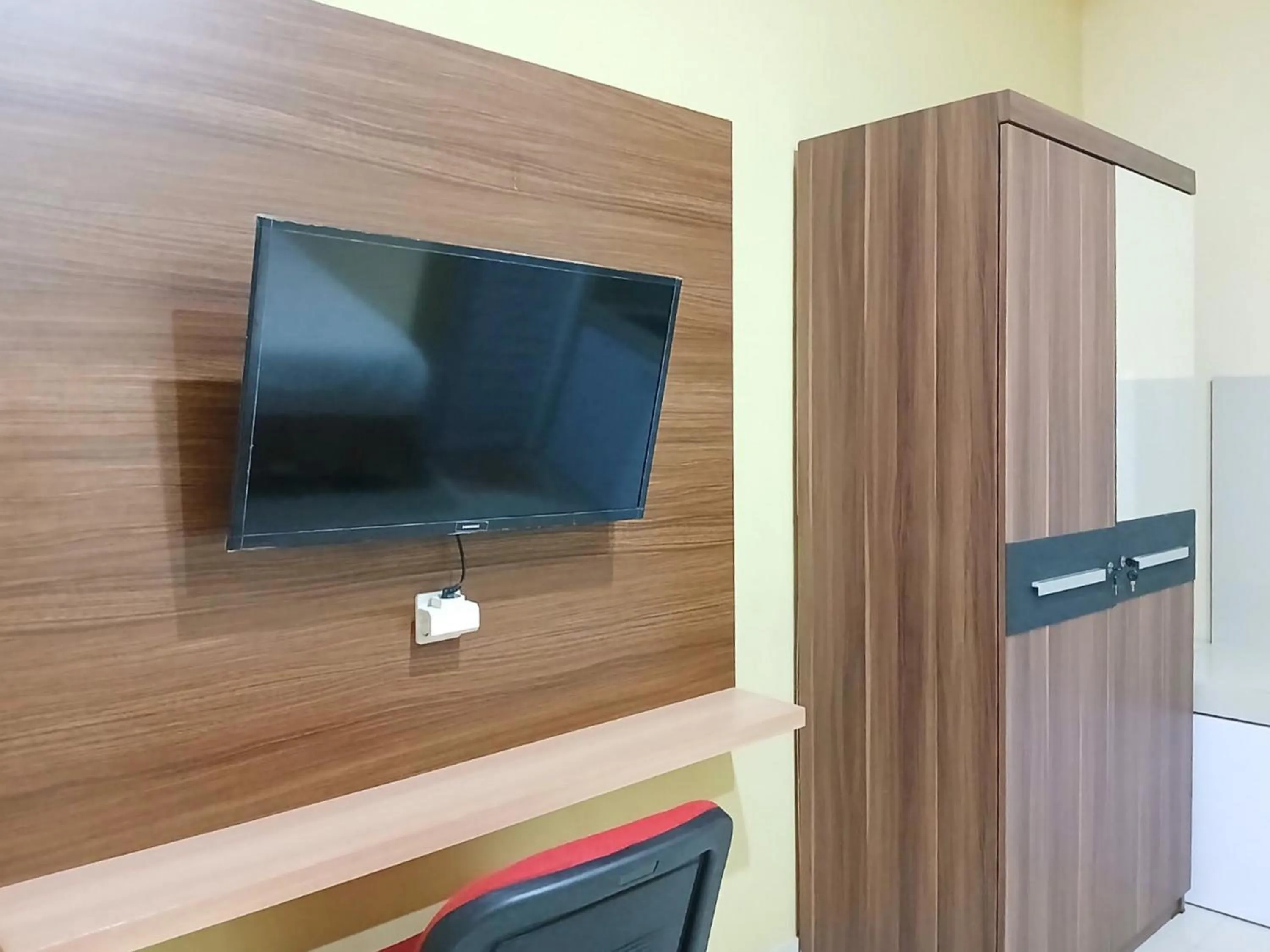 TV and multimedia in Shabrina Homestay Syariah Terminal Tirtonadi Solo RedPartner