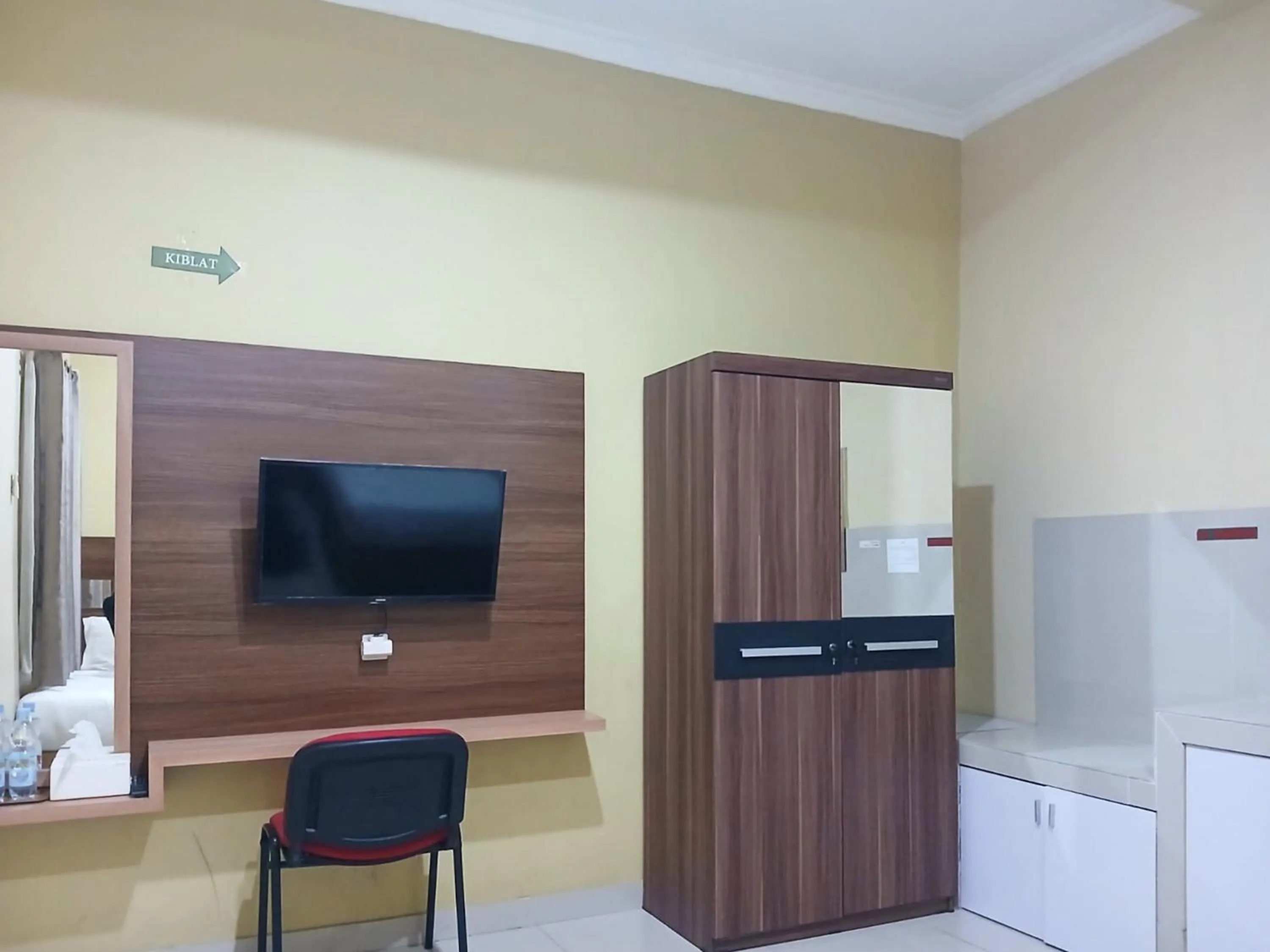 TV and multimedia in Shabrina Homestay Syariah Terminal Tirtonadi Solo RedPartner