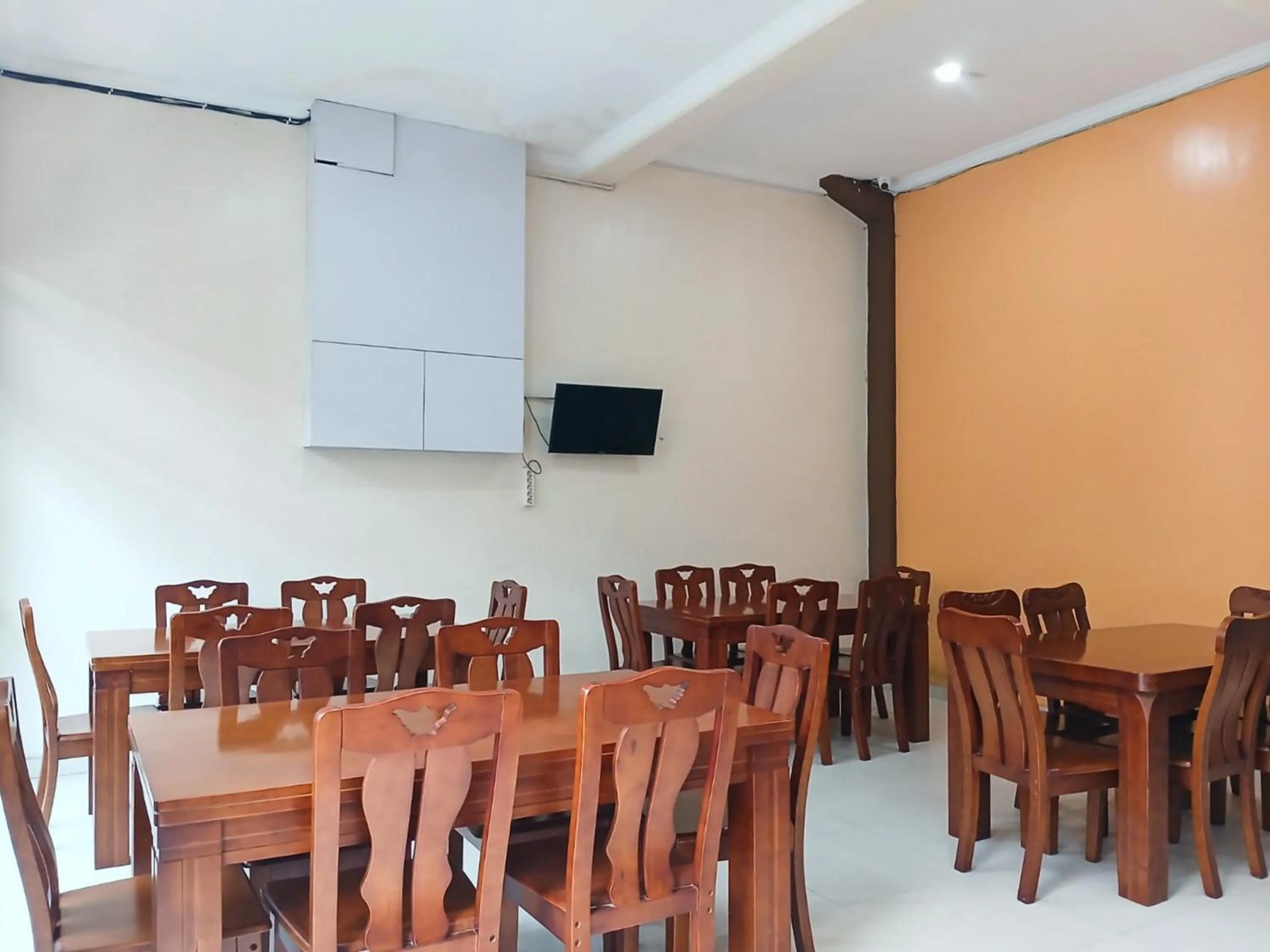 Seating area in Shabrina Homestay Syariah Terminal Tirtonadi Solo RedPartner