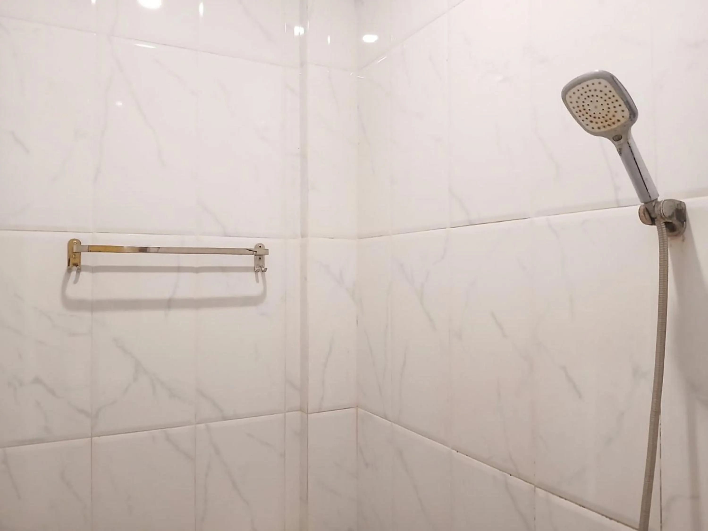 Bathroom in Shabrina Homestay Syariah Terminal Tirtonadi Solo RedPartner