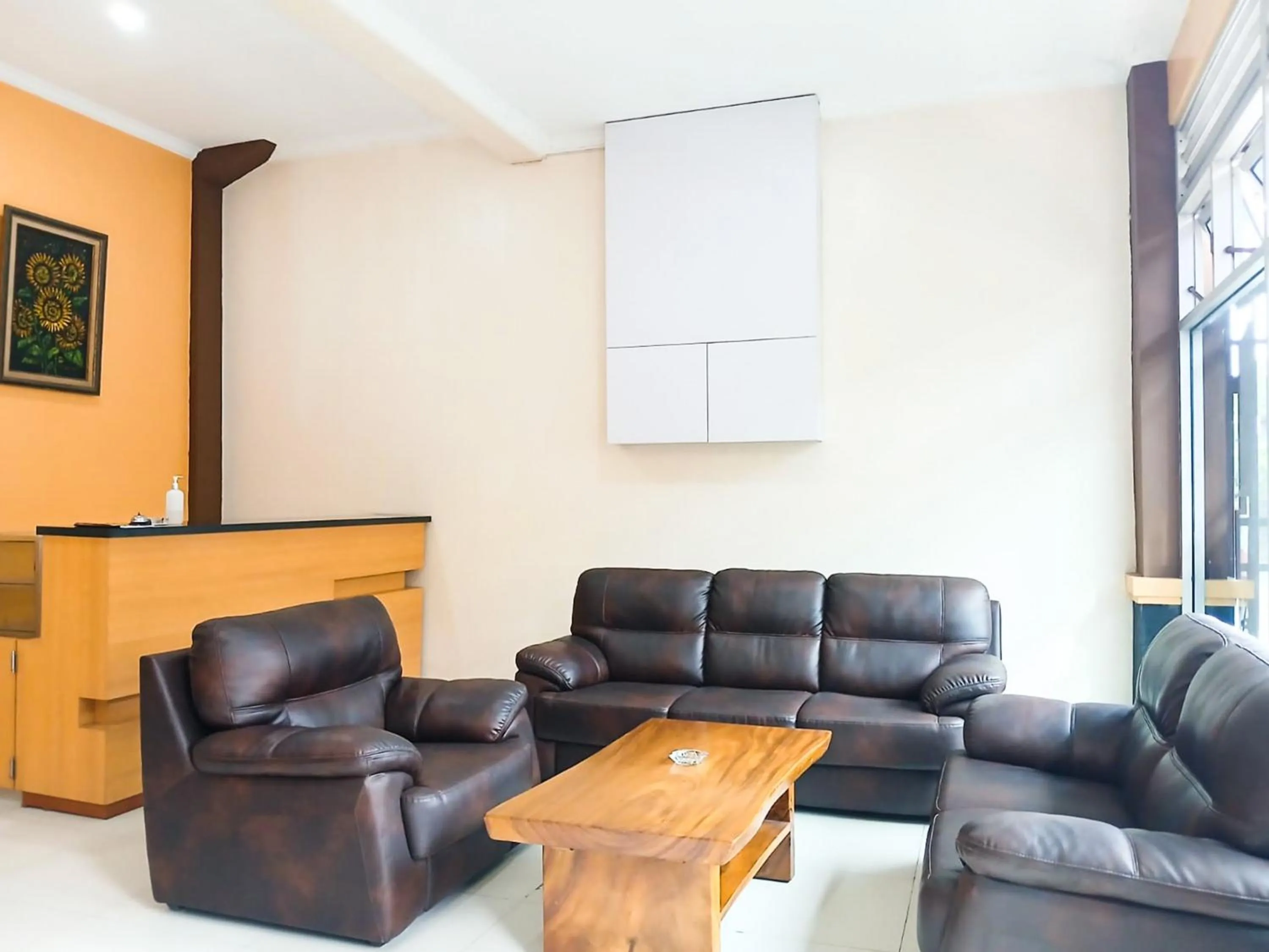 Lobby or reception in Shabrina Homestay Syariah Terminal Tirtonadi Solo RedPartner