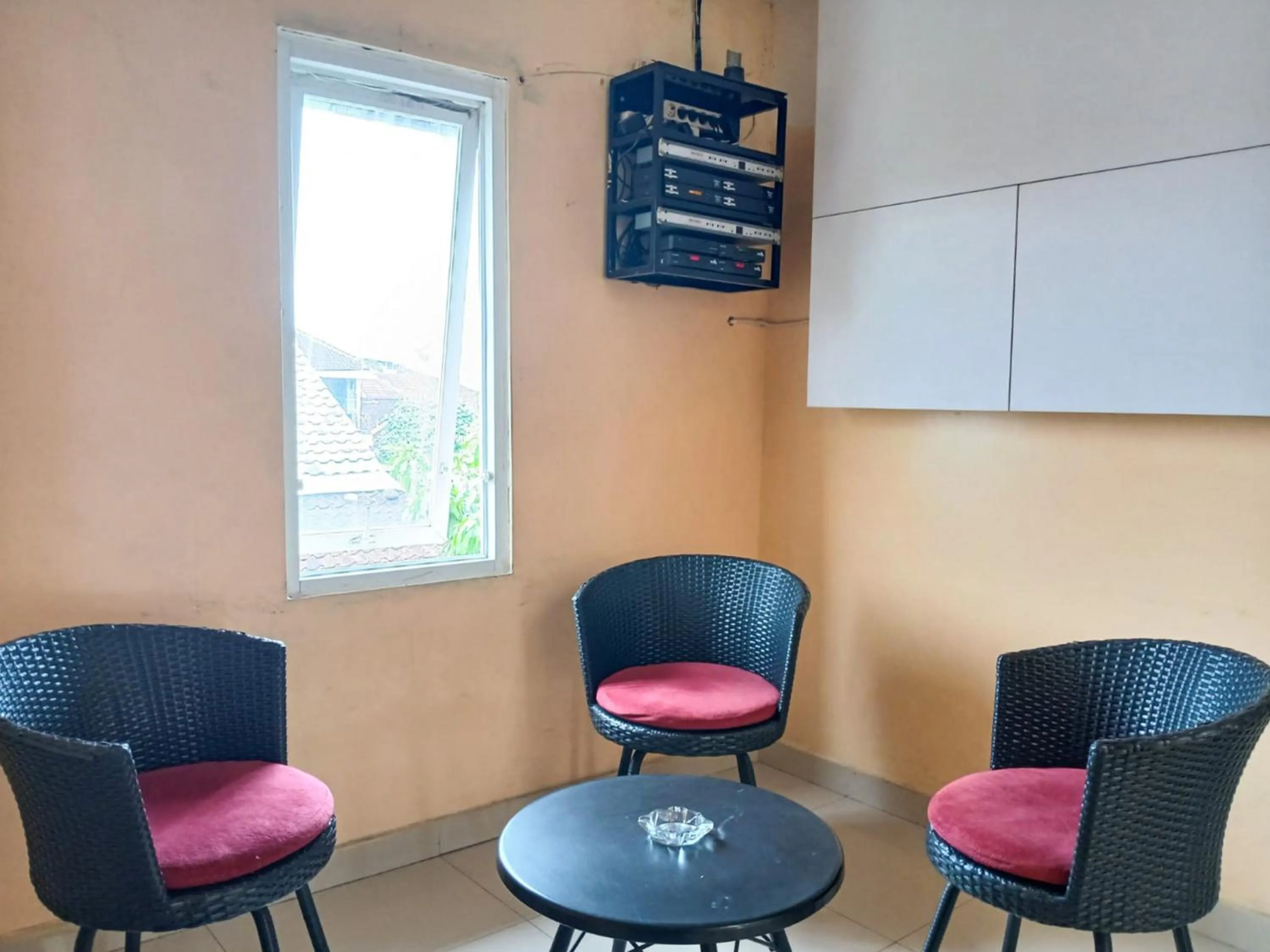 Seating area in Shabrina Homestay Syariah Terminal Tirtonadi Solo RedPartner