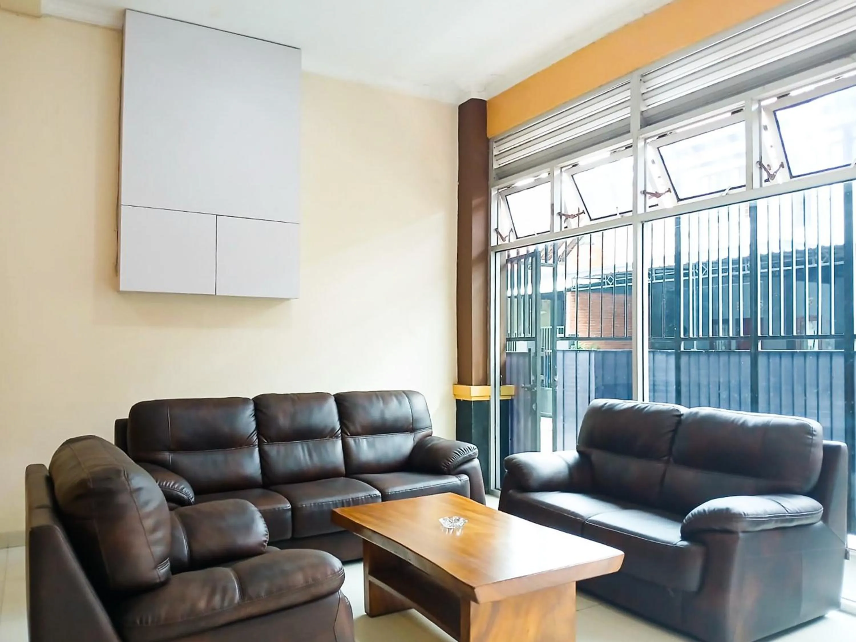 Seating area in Shabrina Homestay Syariah Terminal Tirtonadi Solo RedPartner