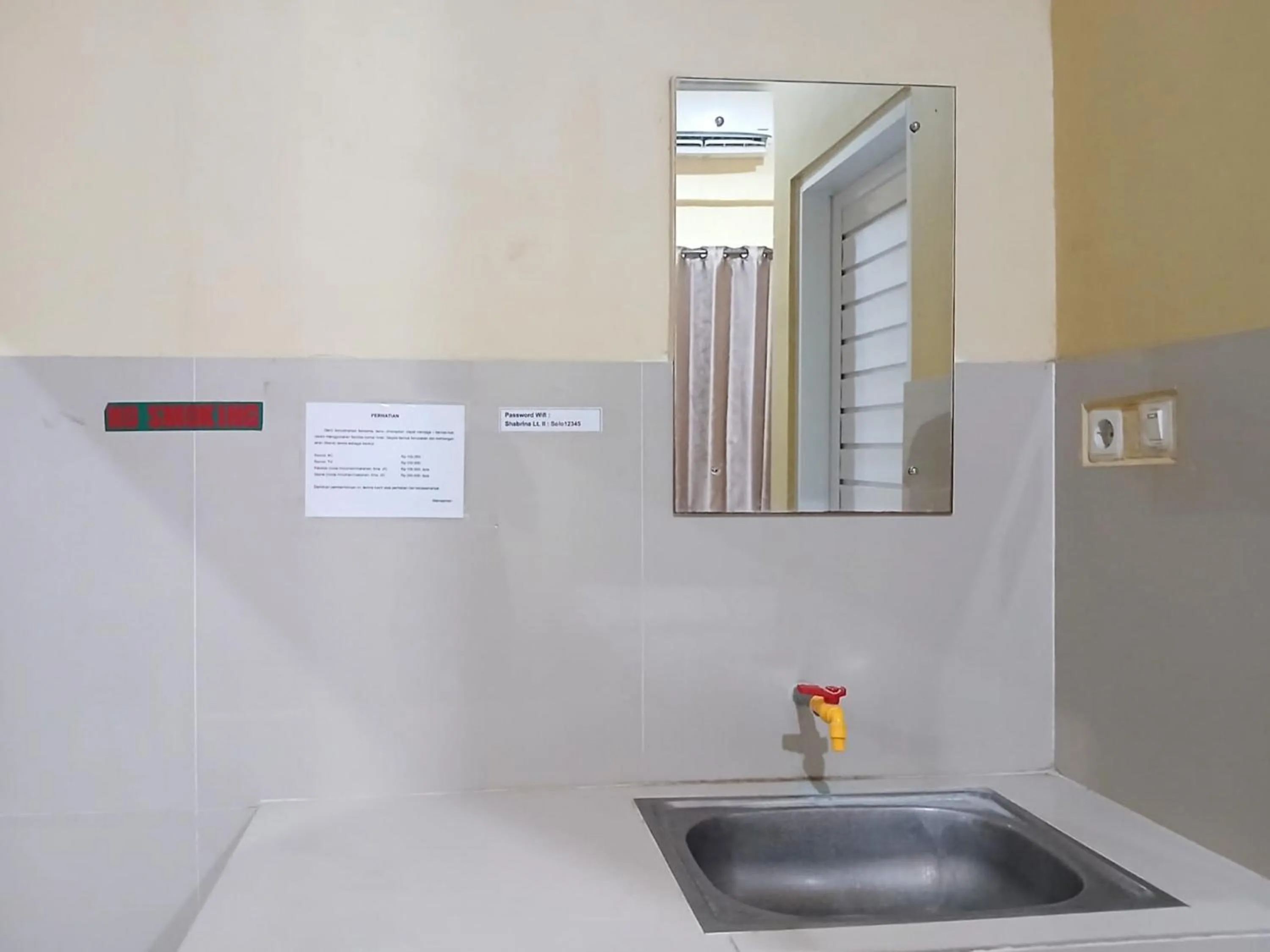Bathroom in Shabrina Homestay Syariah Terminal Tirtonadi Solo RedPartner