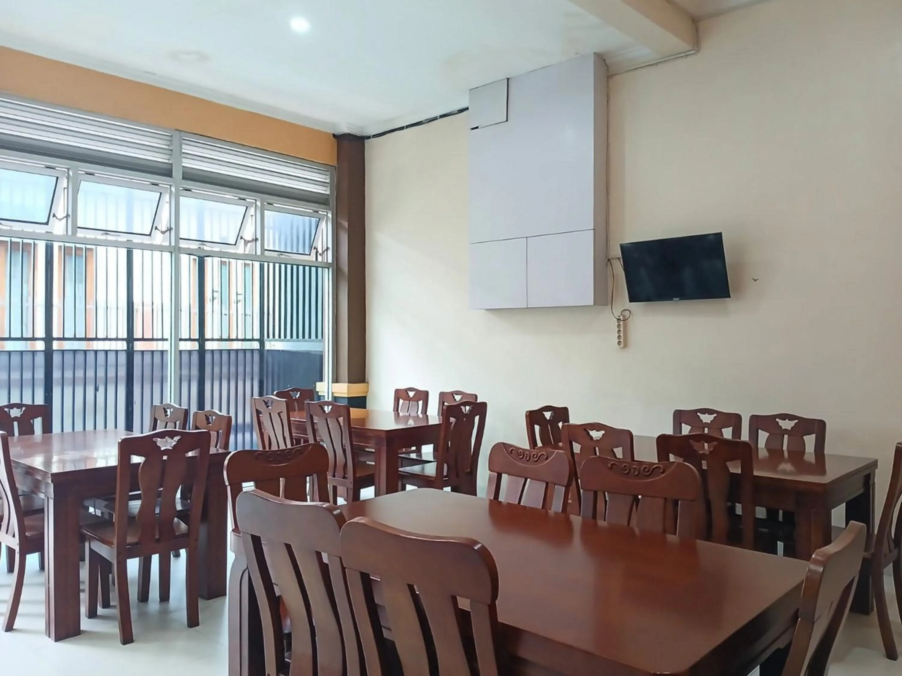 Seating area in Shabrina Homestay Syariah Terminal Tirtonadi Solo RedPartner