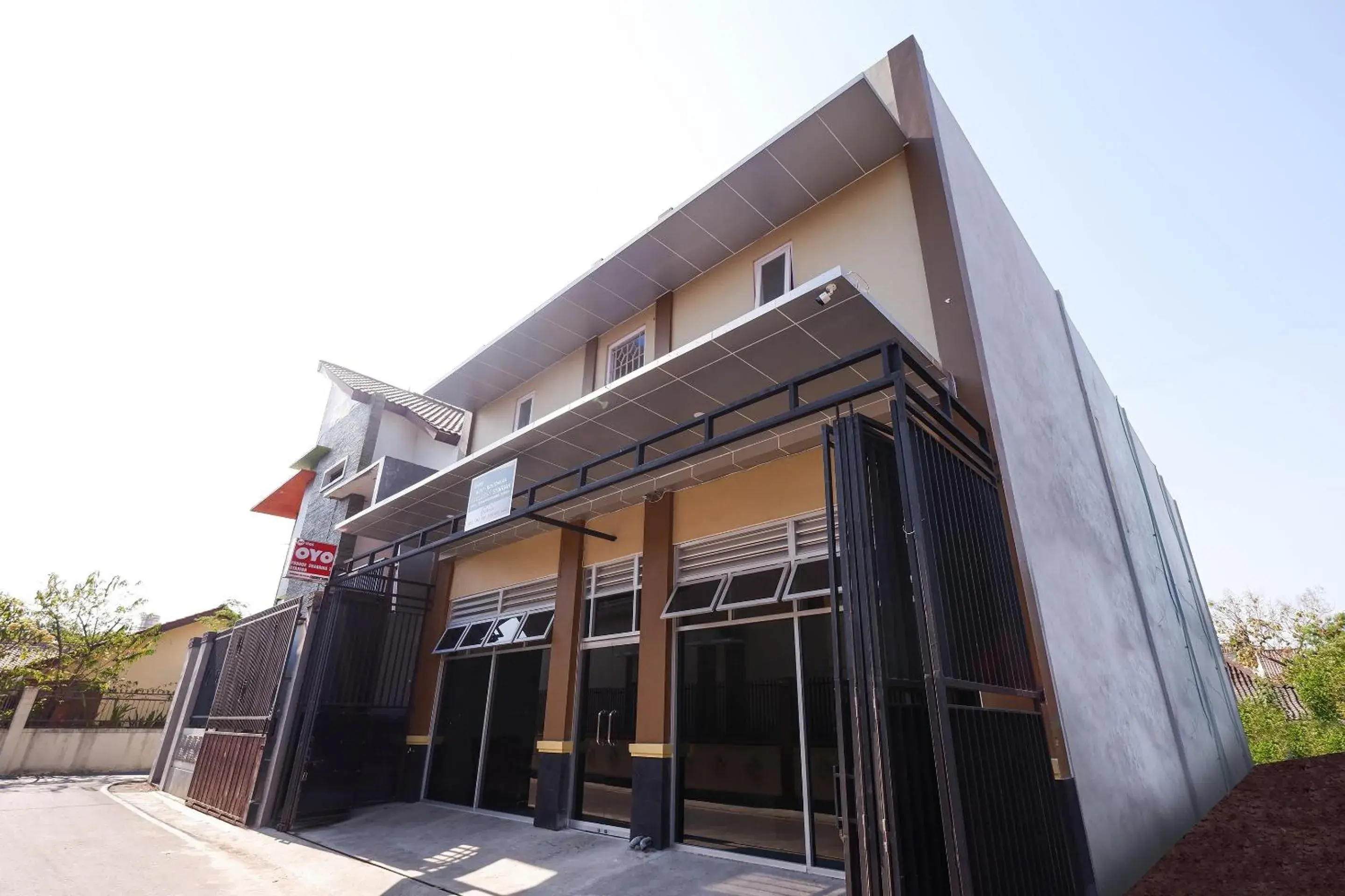 Facade/entrance in Super OYO 1506 Shabrina 2 Syariah Facade/entrance in Super OYO 1506 Shabrina 2 Syariah