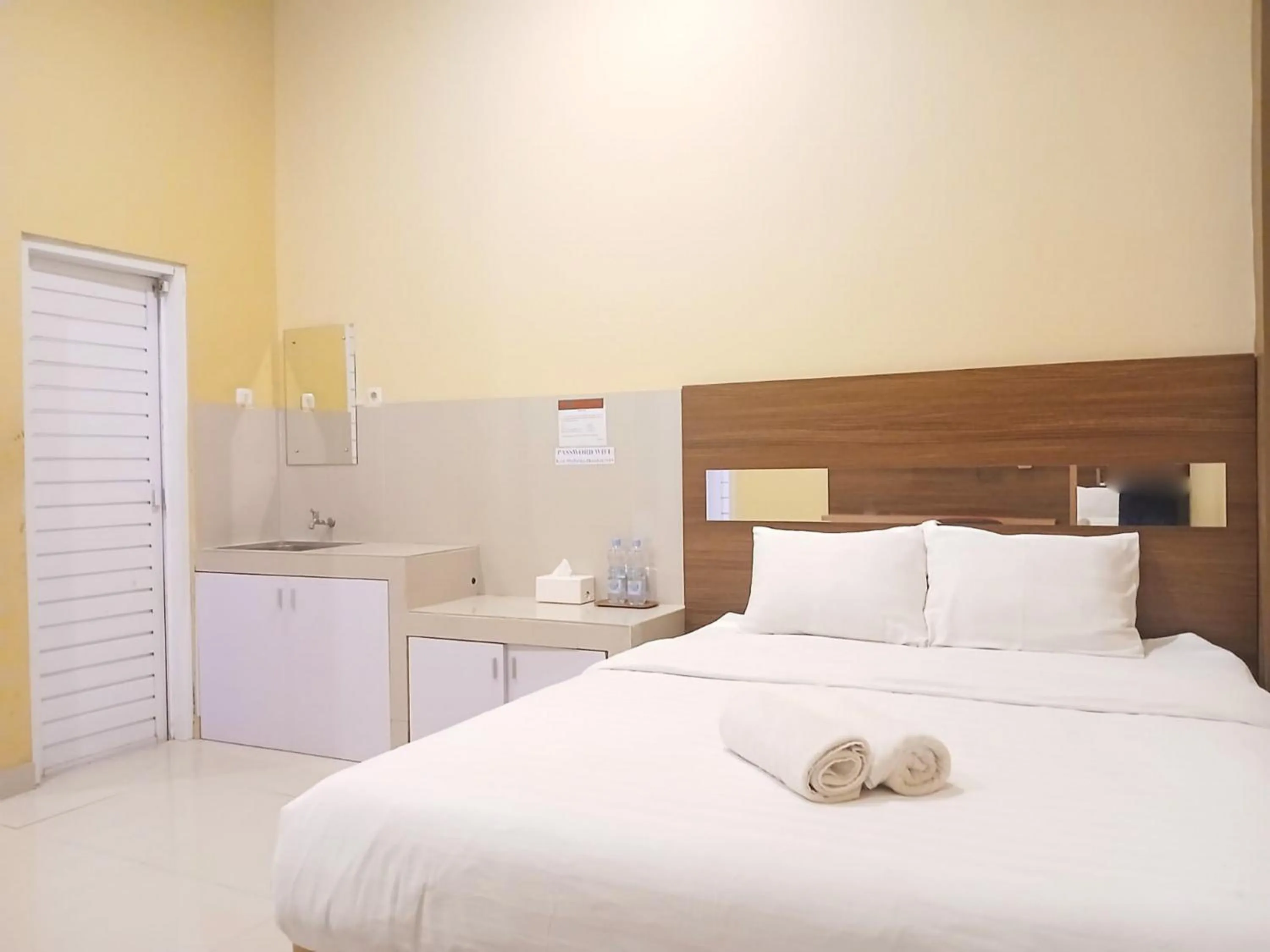 Bedroom, Bed in Shabrina Homestay Syariah Terminal Tirtonadi Solo RedPartner