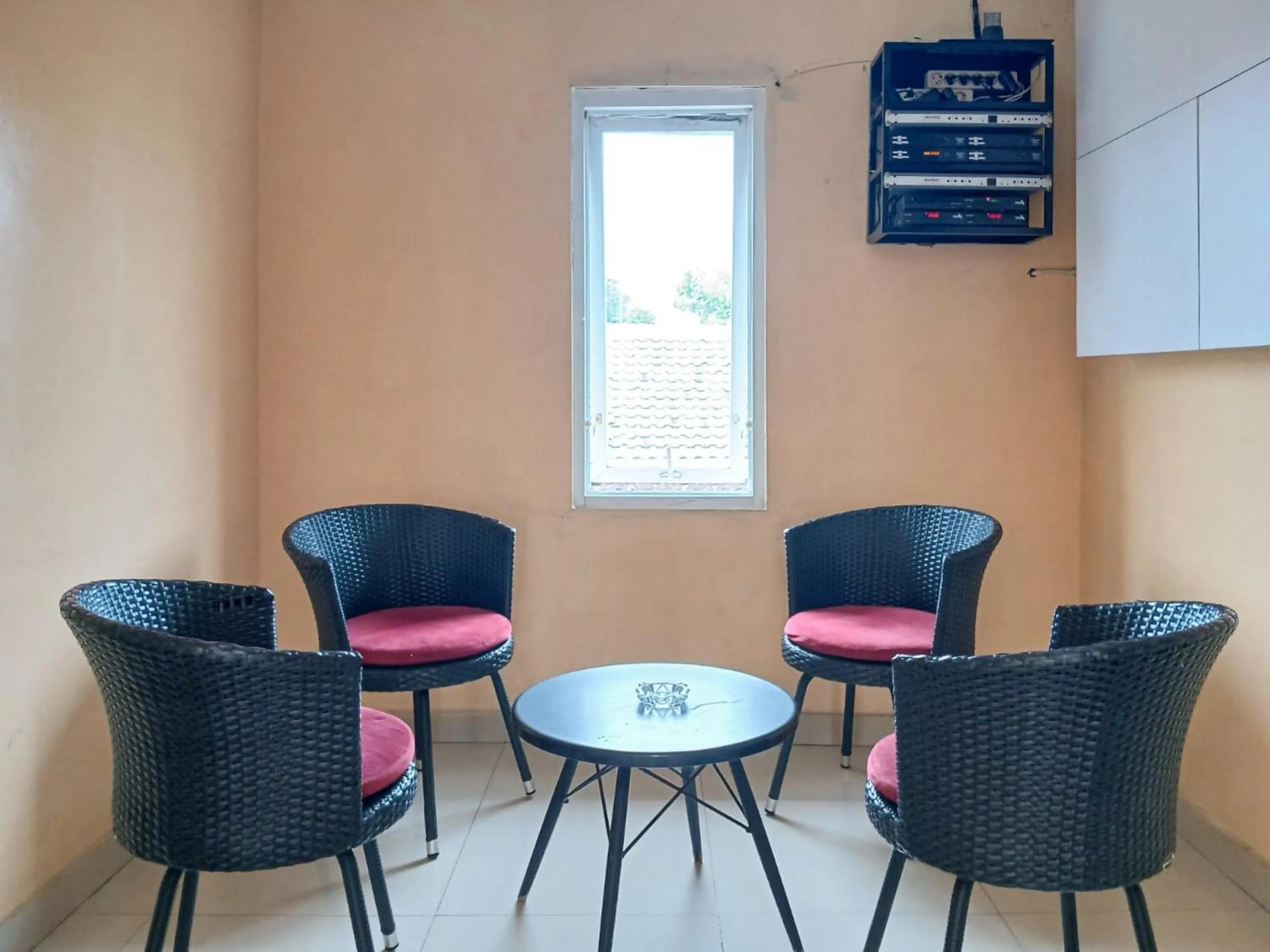 Seating area in Shabrina Homestay Syariah Terminal Tirtonadi Solo RedPartner