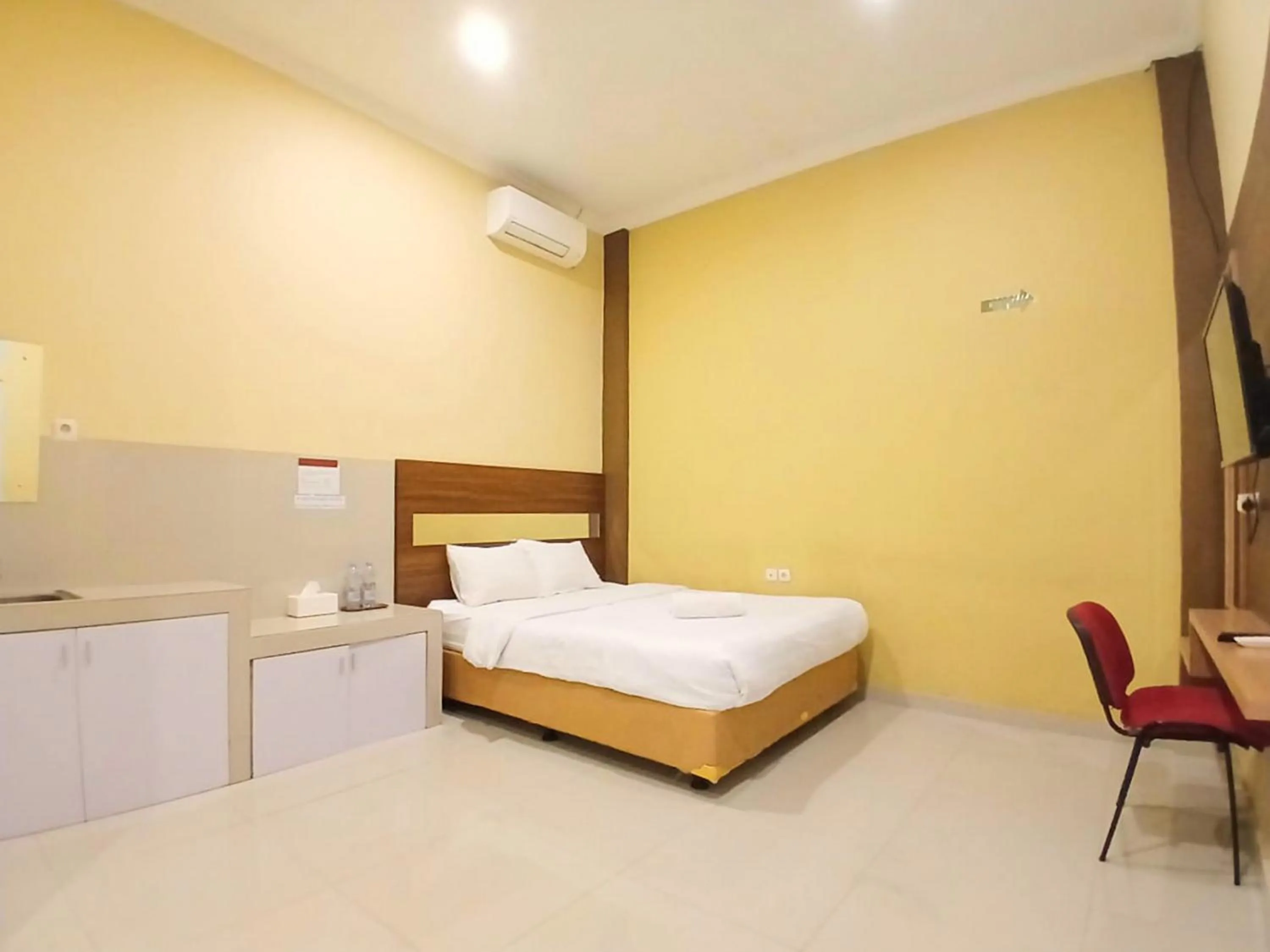 Bedroom, Bed in Shabrina Homestay Syariah Terminal Tirtonadi Solo RedPartner