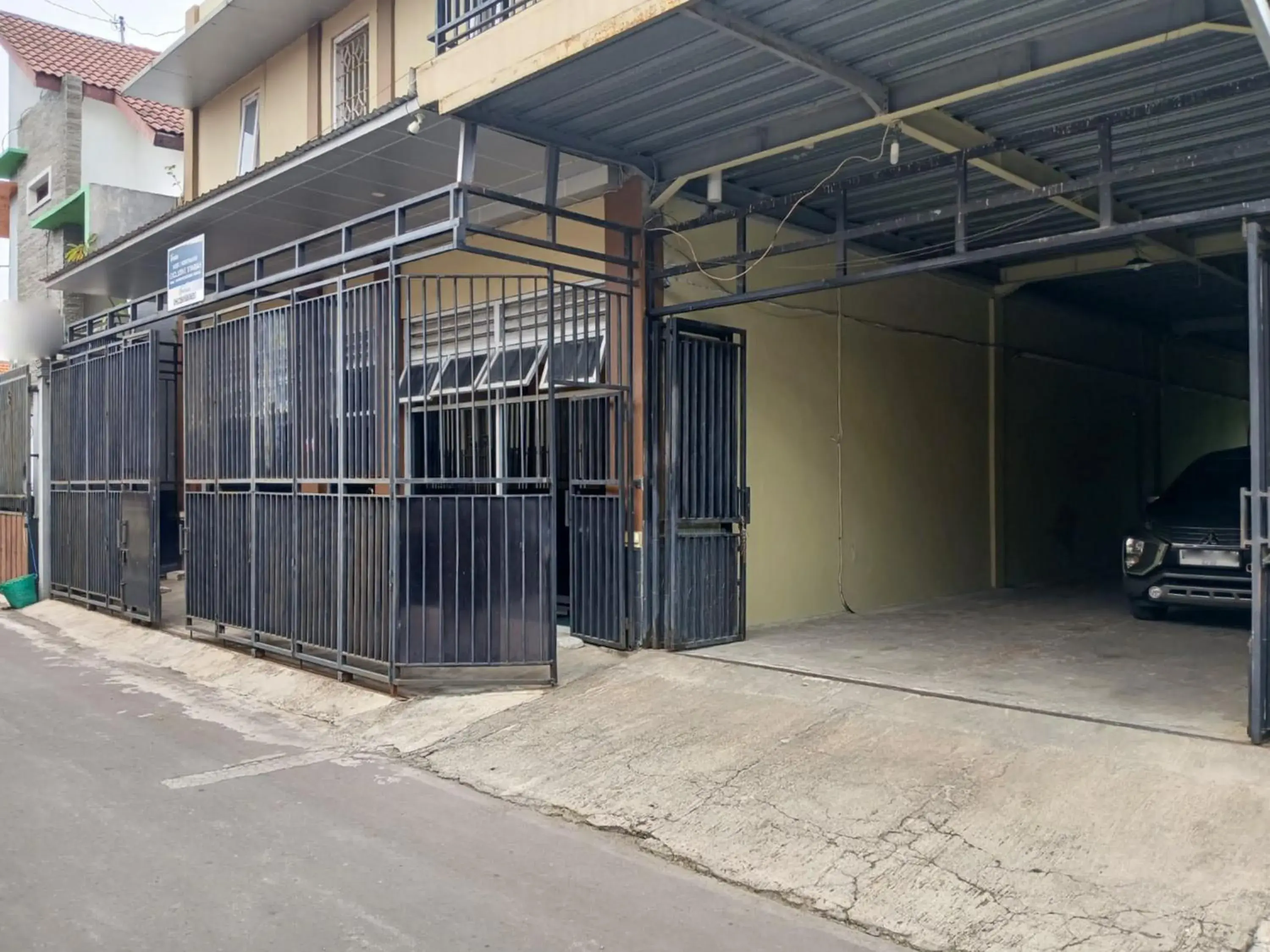 Facade/entrance in Shabrina Homestay Syariah Terminal Tirtonadi Solo RedPartner Facade/entrance in Shabrina Homestay Syariah Terminal Tirtonadi Solo RedPartner