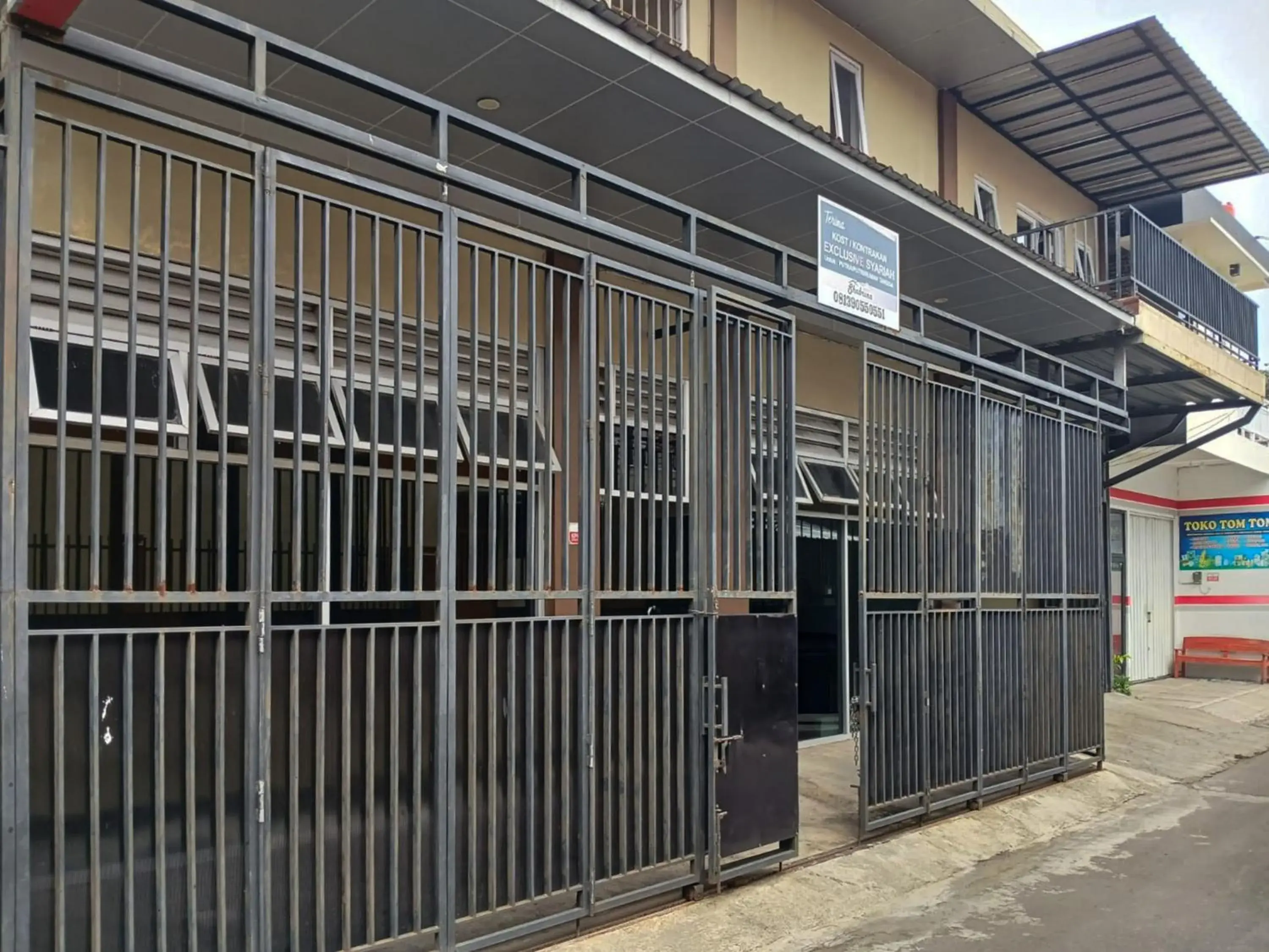 Facade/entrance in Shabrina Homestay Syariah Terminal Tirtonadi Solo RedPartner Facade/entrance in Shabrina Homestay Syariah Terminal Tirtonadi Solo RedPartner