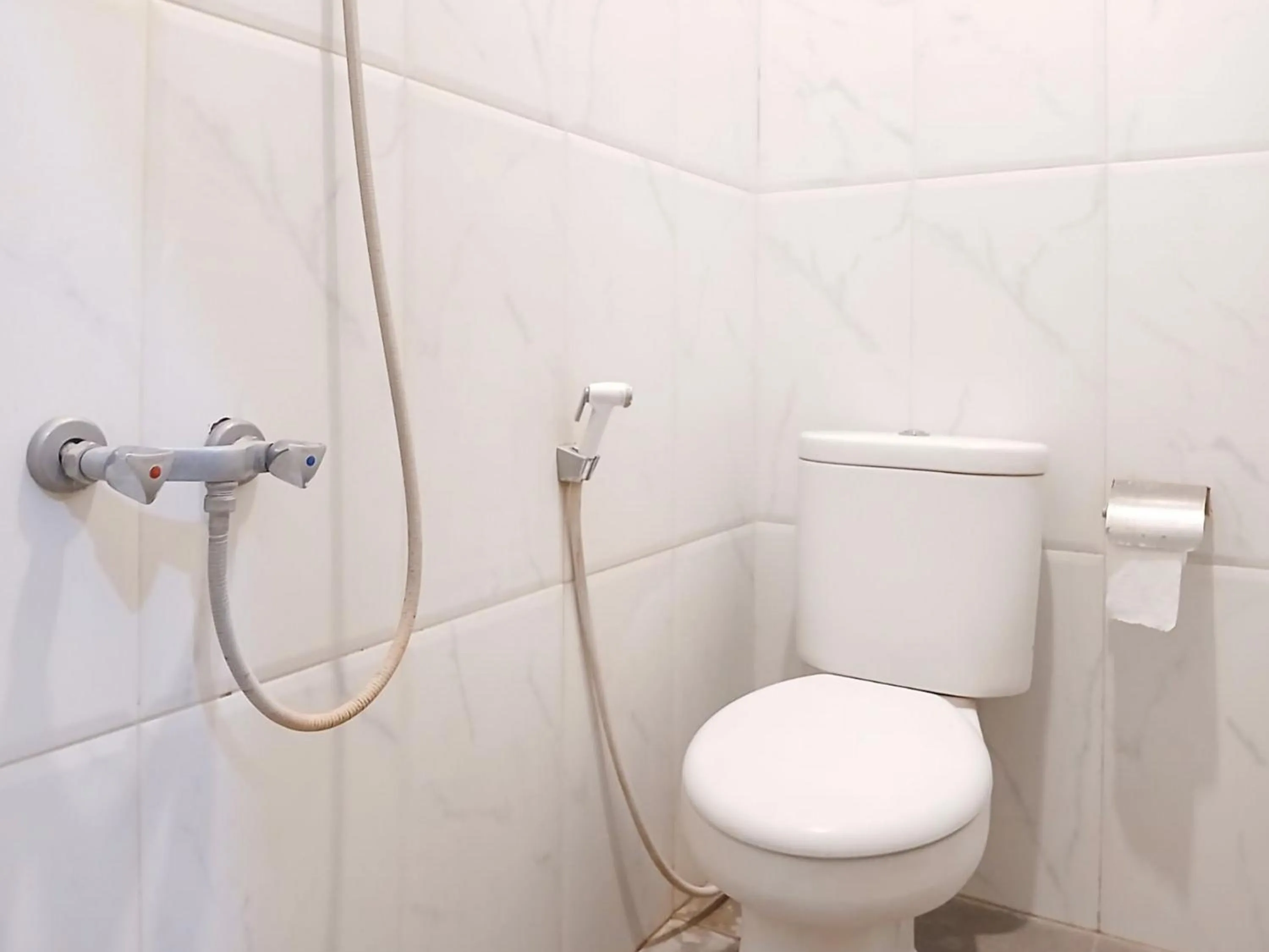 Bathroom in Shabrina Homestay Syariah Terminal Tirtonadi Solo RedPartner