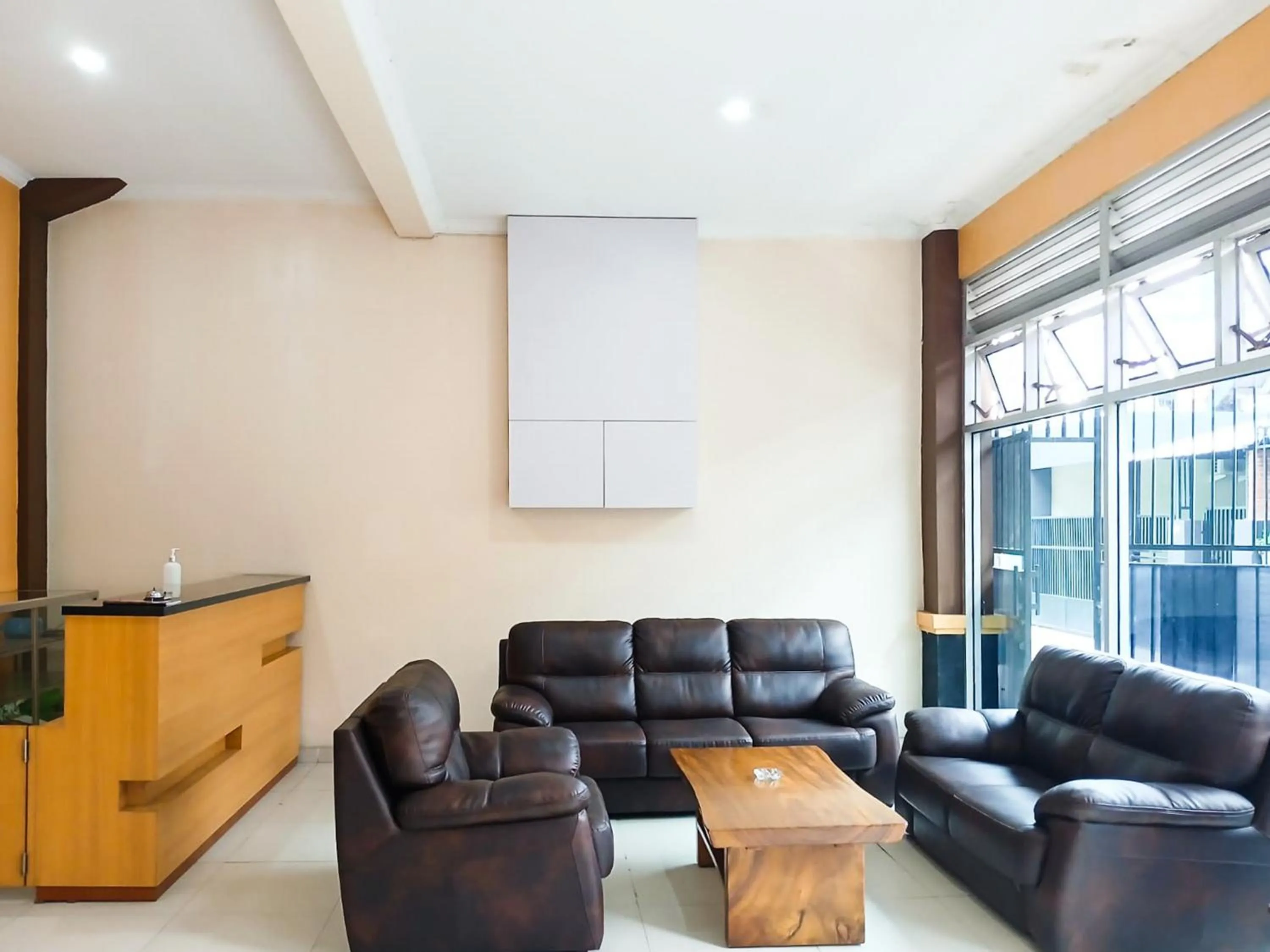 Lobby or reception in Shabrina Homestay Syariah Terminal Tirtonadi Solo RedPartner