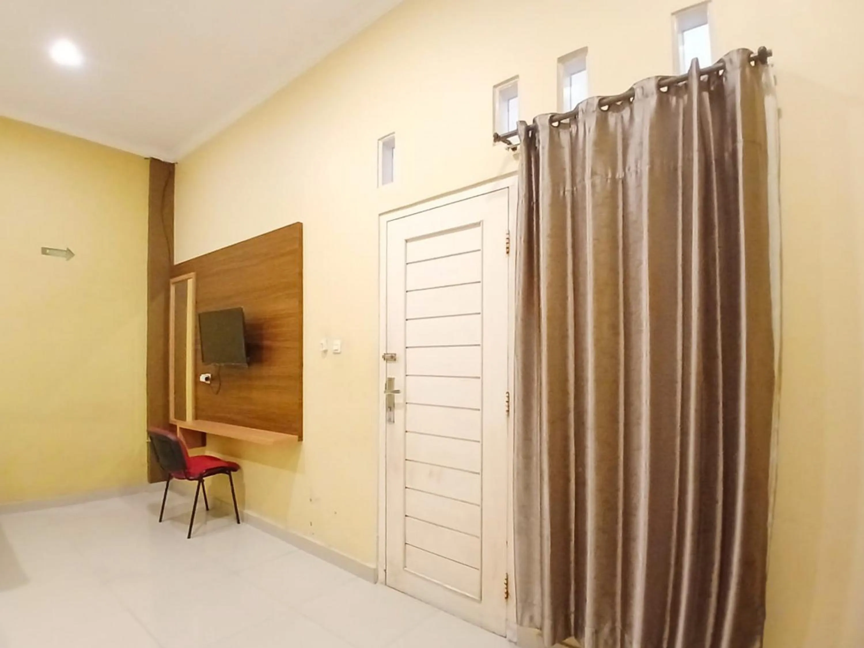Bedroom in Shabrina Homestay Syariah Terminal Tirtonadi Solo RedPartner