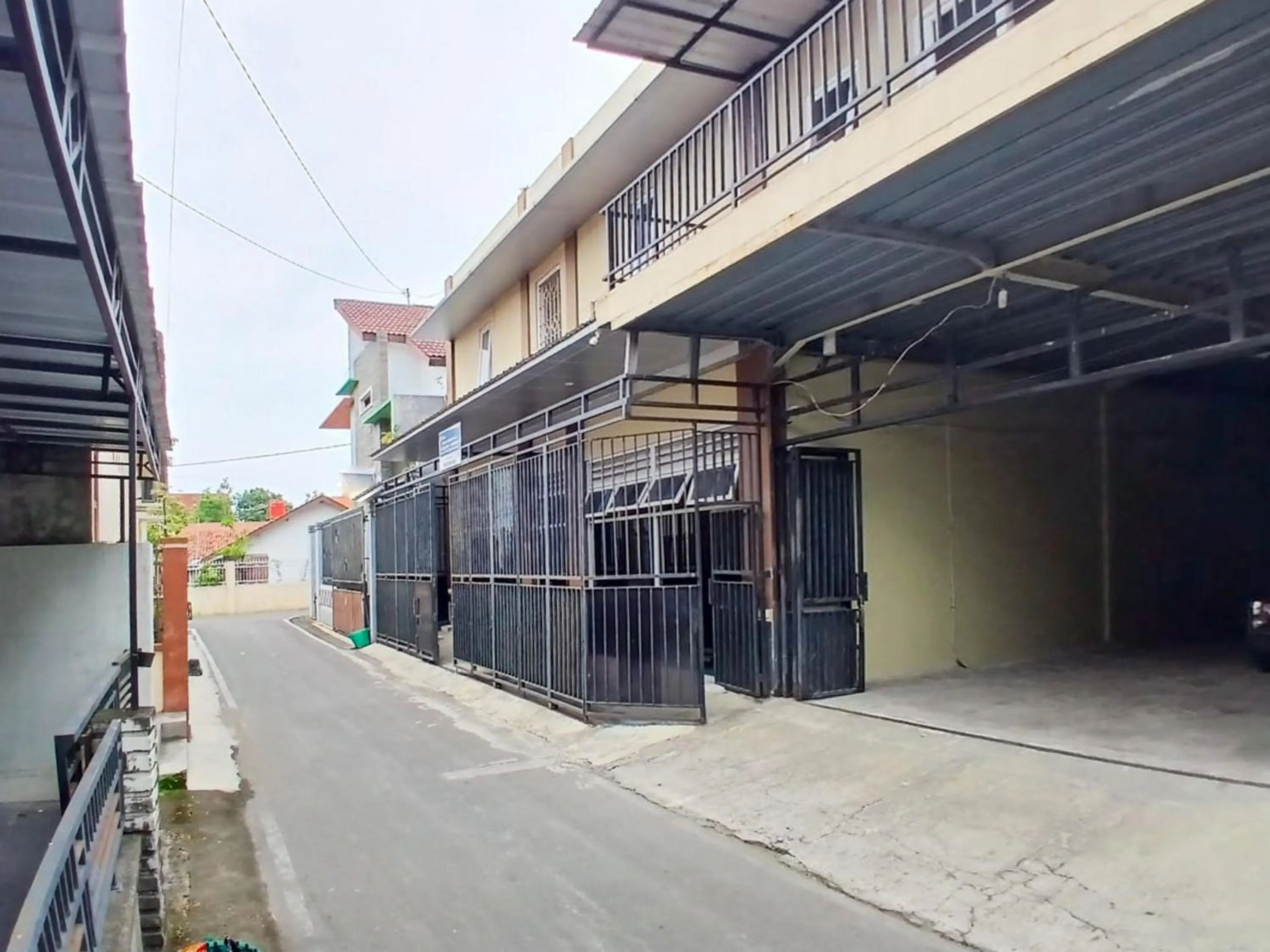 Facade/entrance in Shabrina Homestay Syariah Terminal Tirtonadi Solo RedPartner
