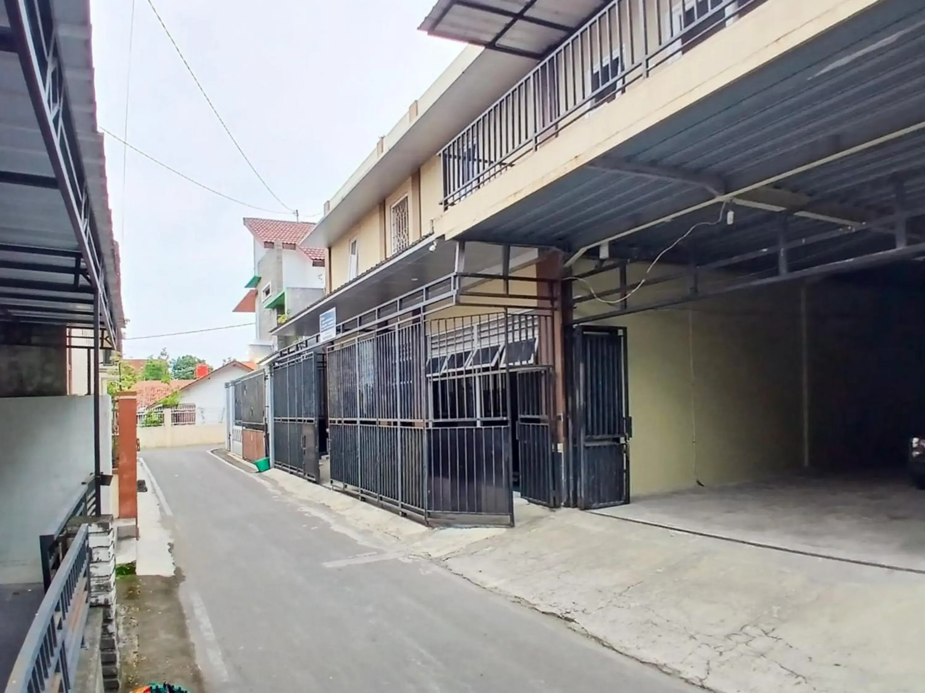 Facade/entrance in Shabrina Homestay Syariah Terminal Tirtonadi Solo RedPartner Facade/entrance in Shabrina Homestay Syariah Terminal Tirtonadi Solo RedPartner