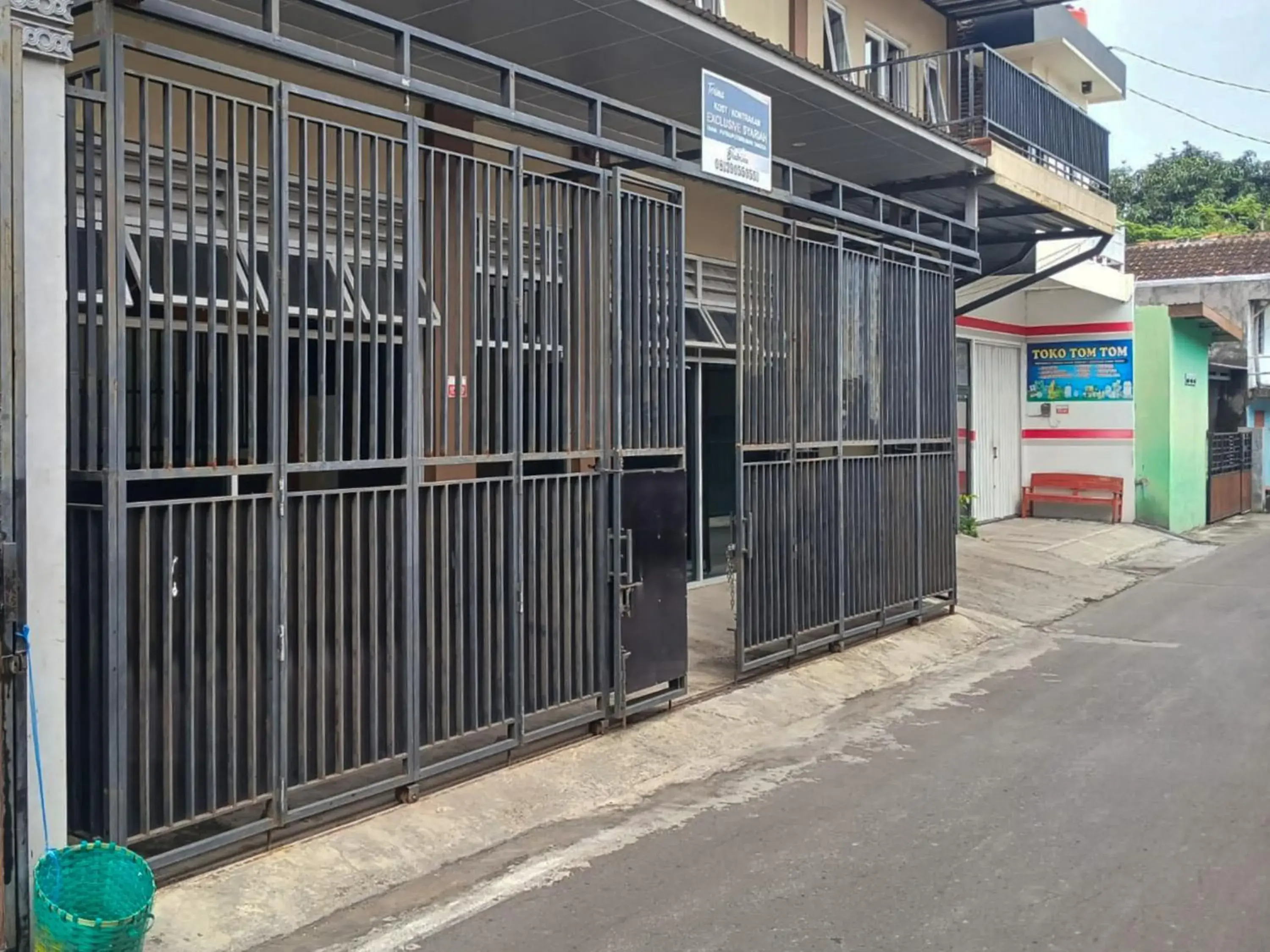 Facade/entrance in Shabrina Homestay Syariah Terminal Tirtonadi Solo RedPartner Facade/entrance in Shabrina Homestay Syariah Terminal Tirtonadi Solo RedPartner