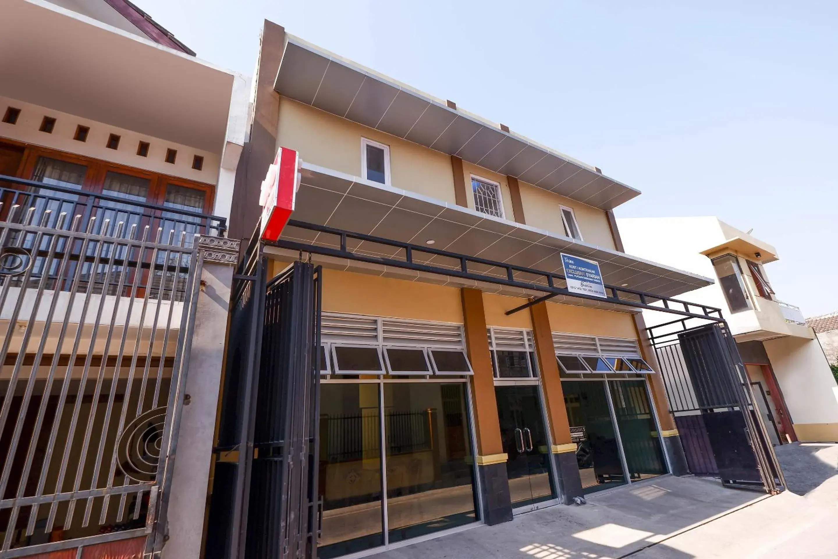 Facade/entrance in Super OYO 1506 Shabrina 2 Syariah Facade/entrance in Super OYO 1506 Shabrina 2 Syariah