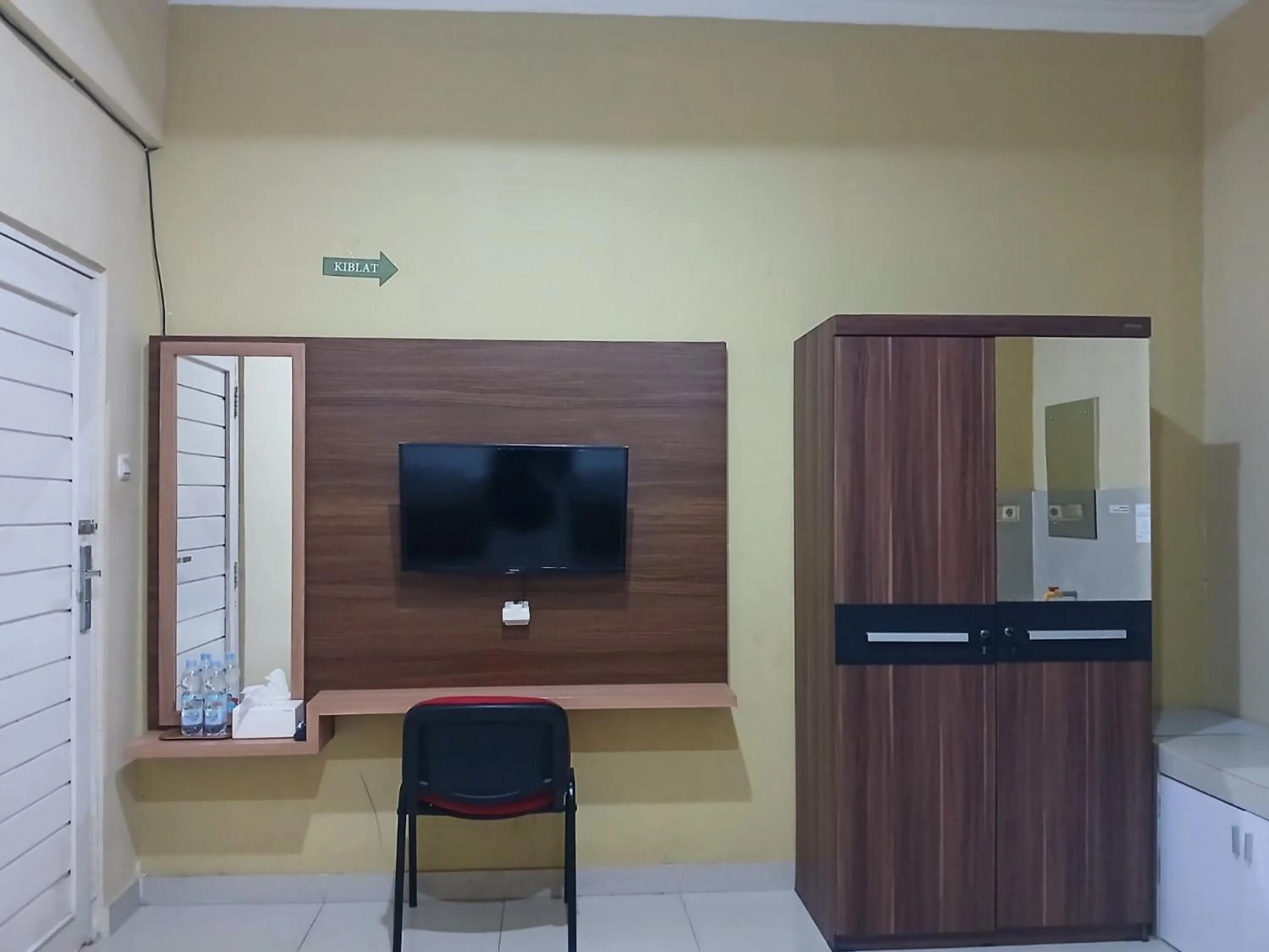 TV and multimedia in Shabrina Homestay Syariah Terminal Tirtonadi Solo RedPartner