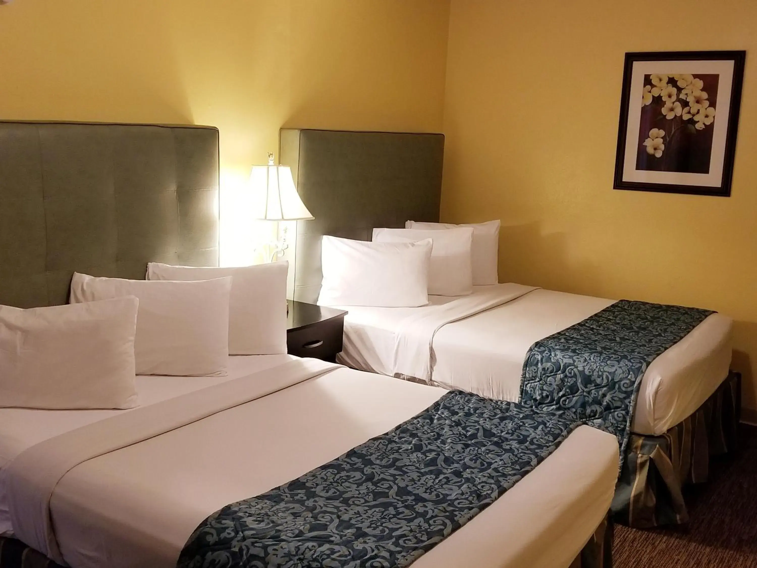 Bedroom, Bed in Shining Light Inn & Suites