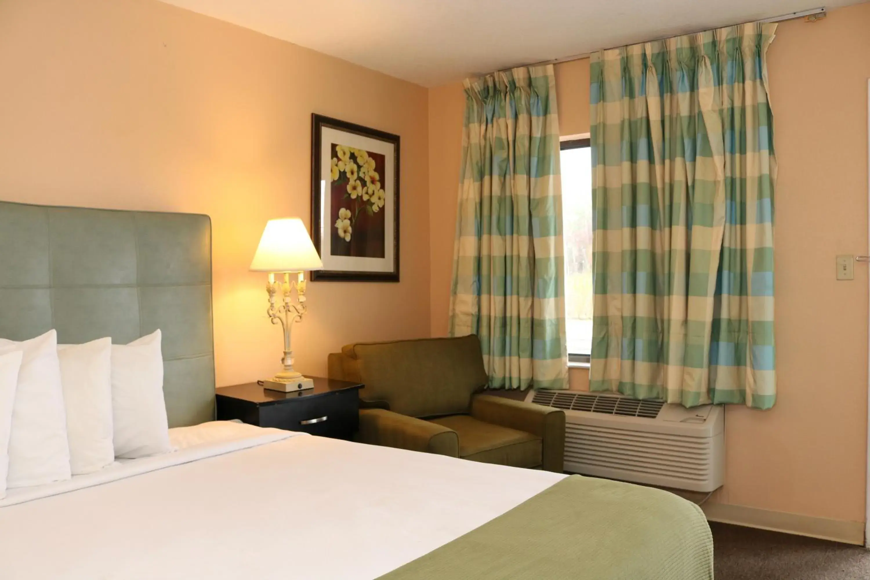 Bedroom, Bed in Shining Light Inn & Suites