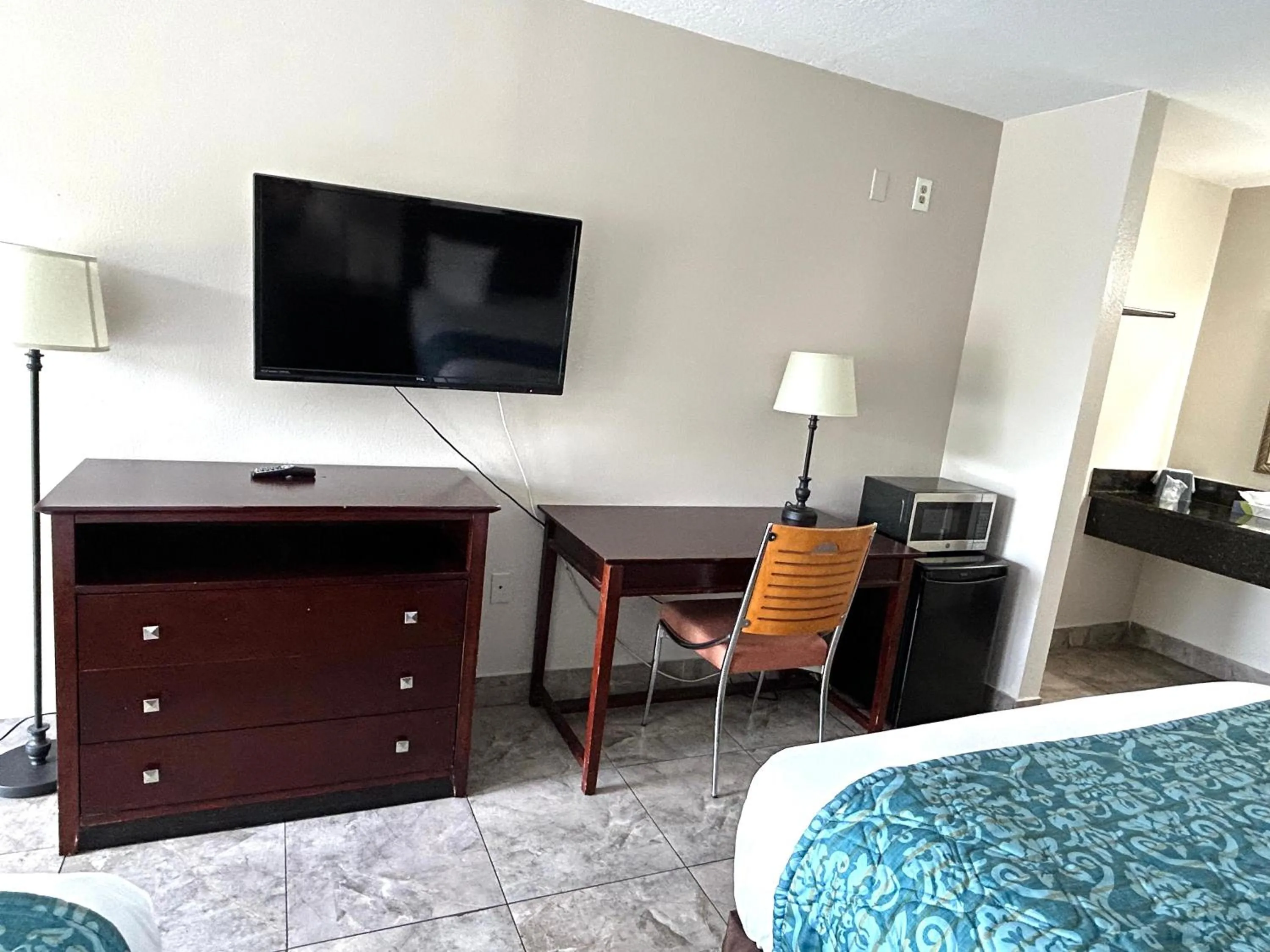 Bed in Shining Light Inn & Suites