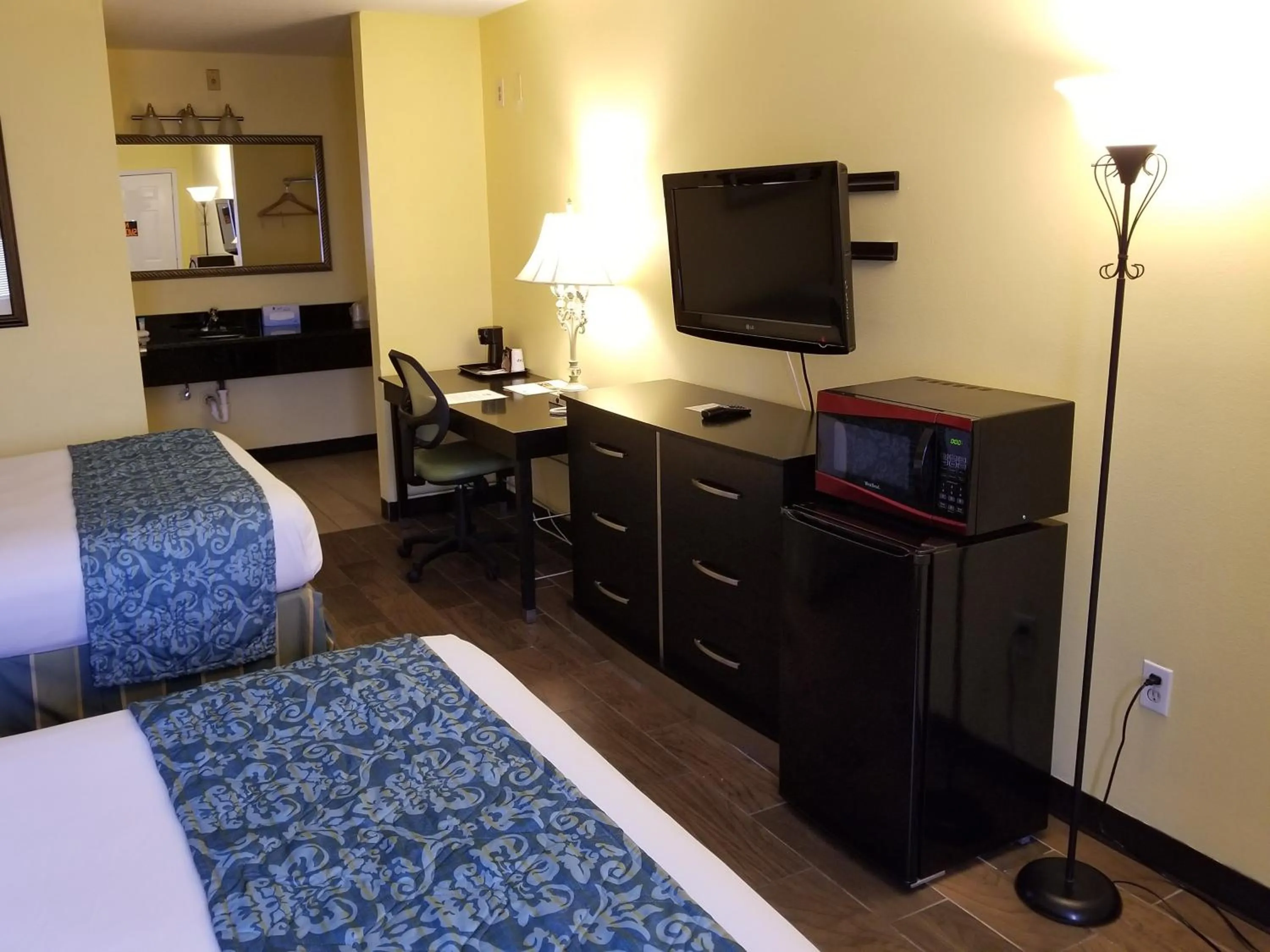 TV and multimedia, Bed in Shining Light Inn & Suites