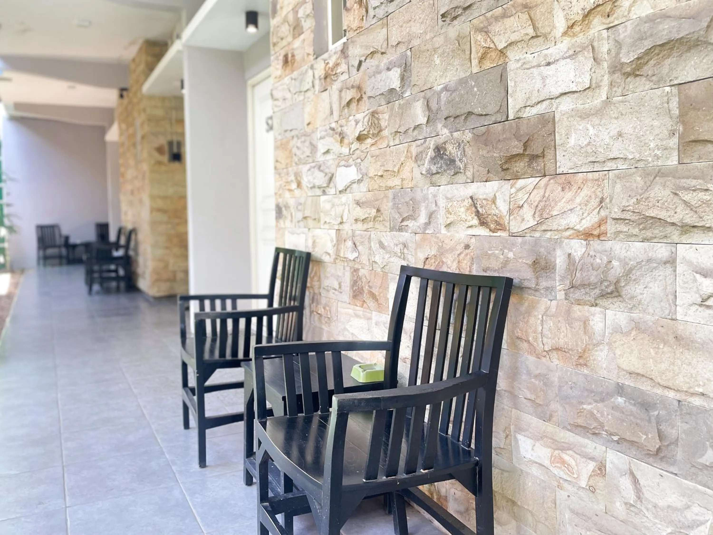 Seating area in Hotel O Kate'el Inn