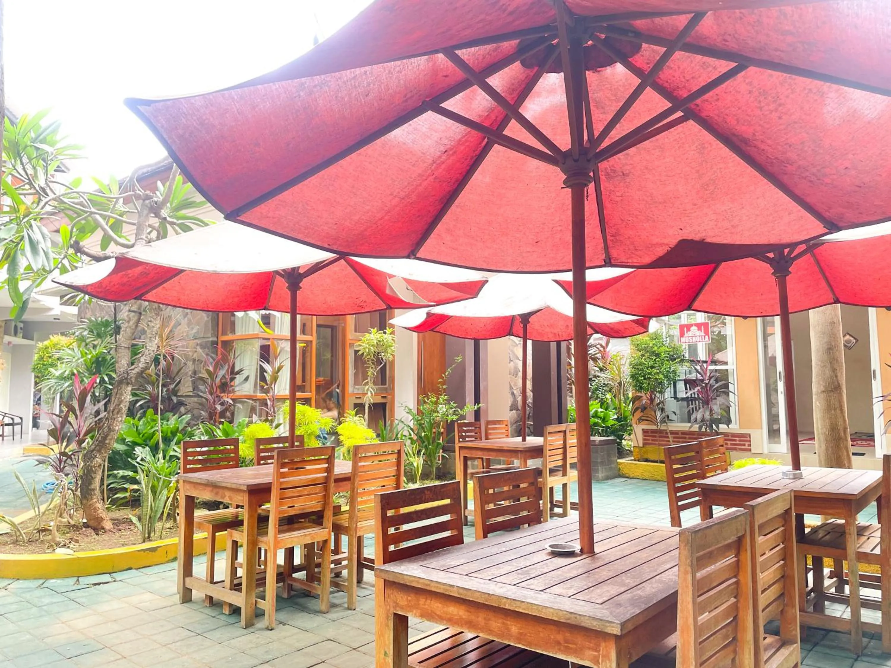 Restaurant/places to eat in Hotel O Kate'el Inn